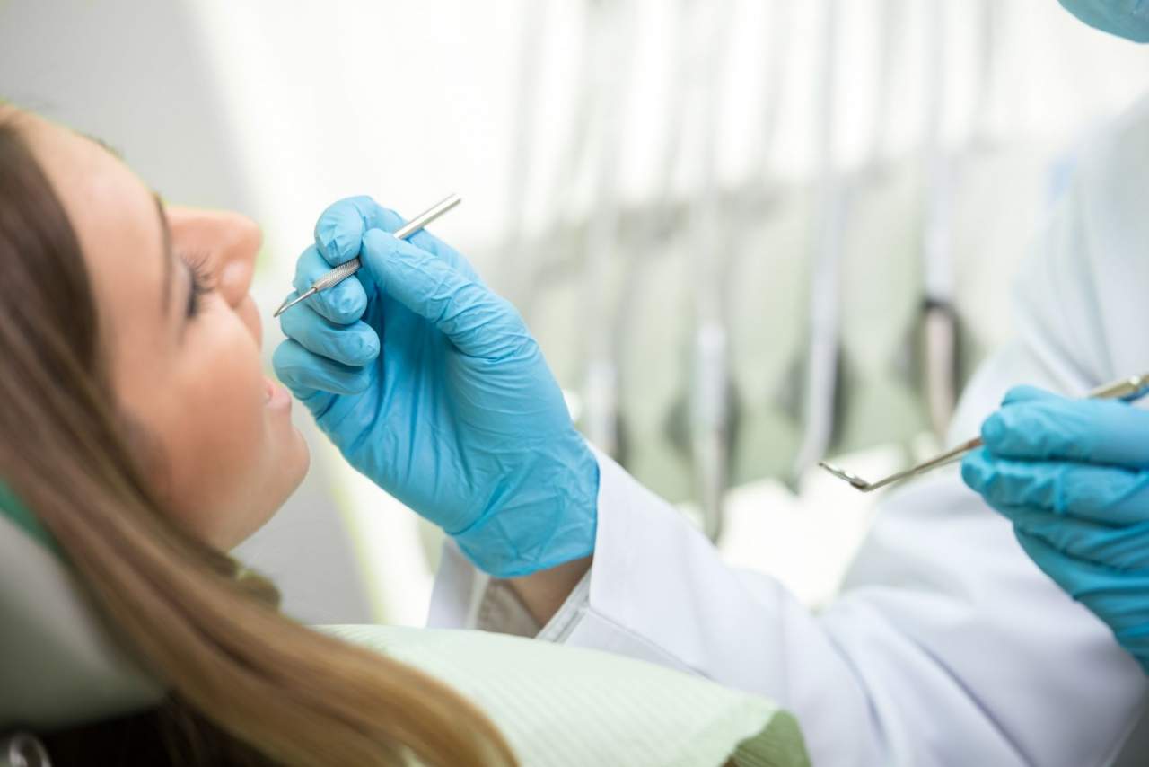 Cómo cepillarse los implantes dentales según los profesionales ¿se tienen caries con implantes?