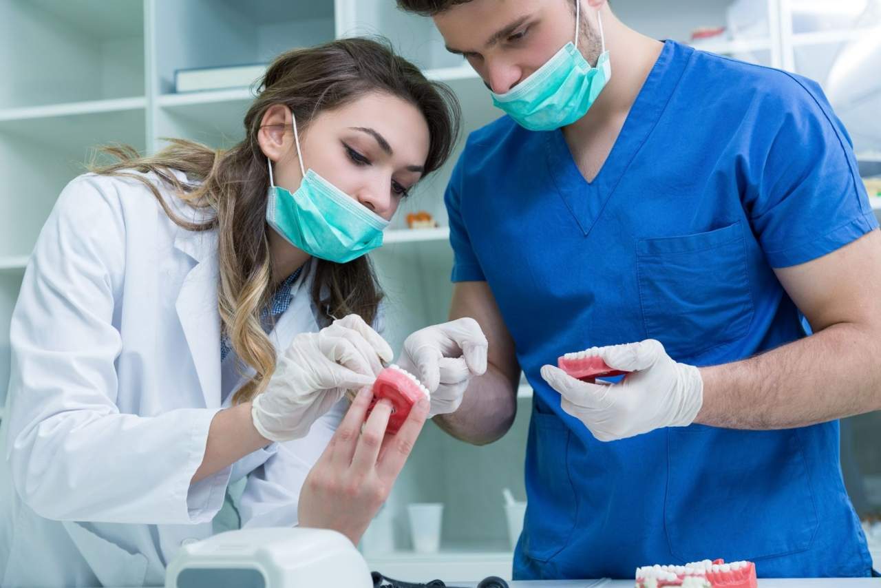 Helident Training Center imparte el curso de estética dental en España online