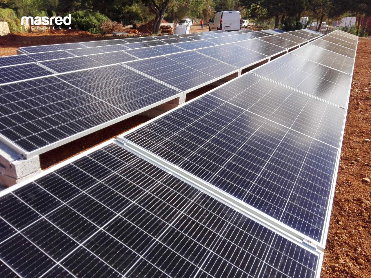 ¿Cómo es el funcionamiento de las empresas de ingenieros que gestionan la instalación aislada de la energía solar?