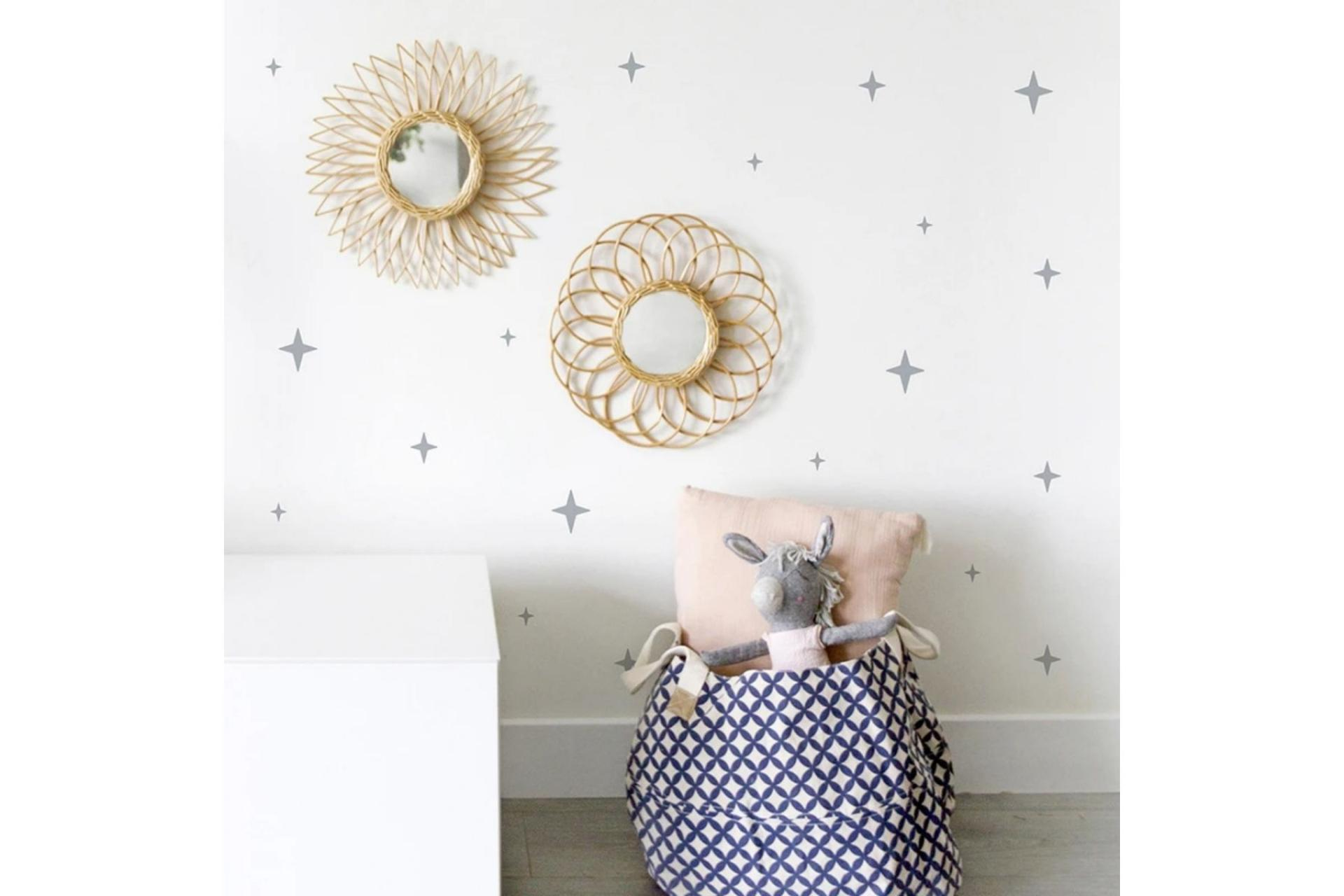 La tienda online Nicolasito ofrece una amplia oferta de vinilos de pared infantiles