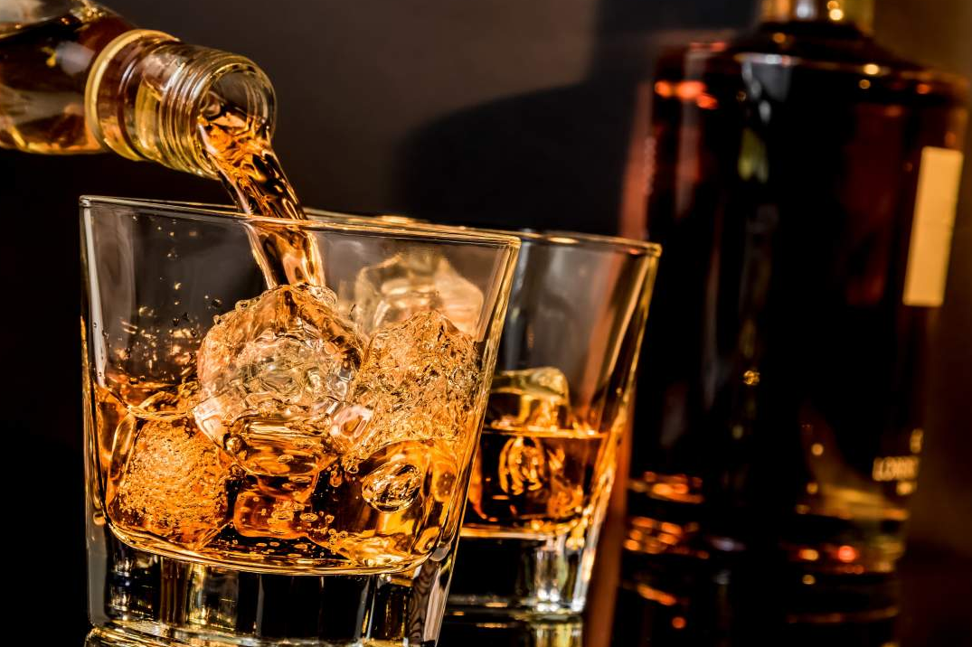 Whisky Dimple se establece como una de las bebidas más buscadas en Internet durante el año 2020 en plataformas como Tú Pones el Vaso