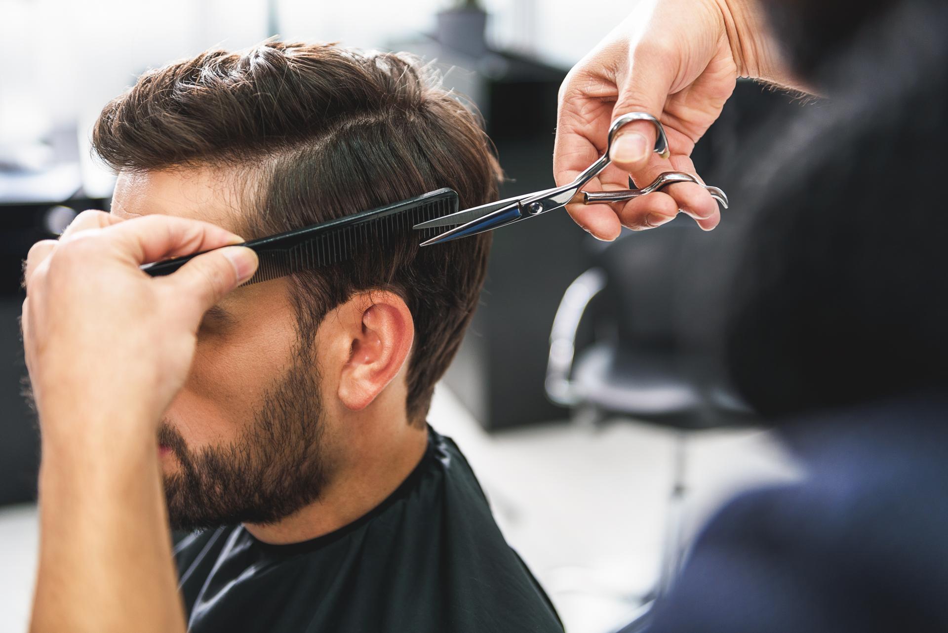 Corte de pelo para caballero en Madrid gratuito gracias a Formación de Peluquería de Caballeros
