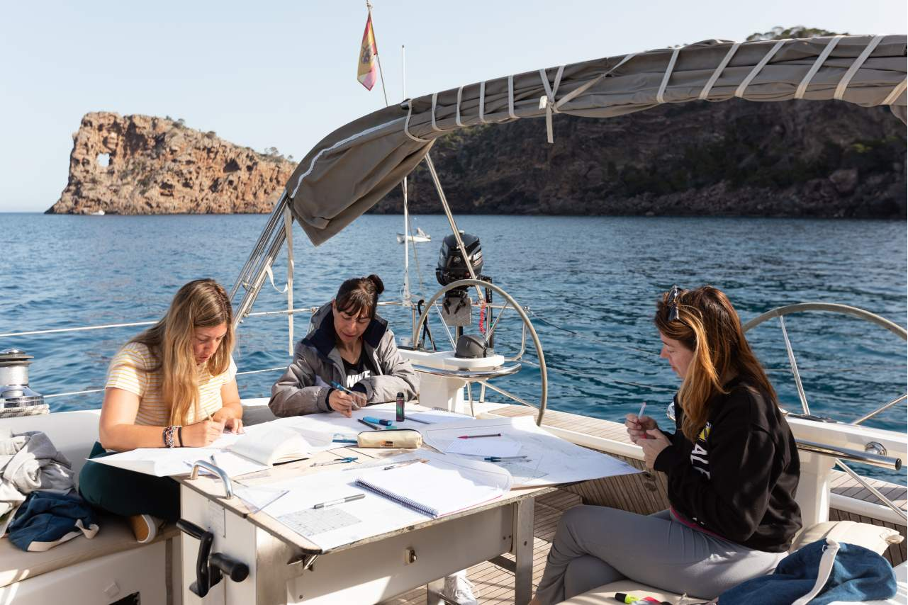 ¿Por qué nace iniciativa de enseñar a navegar a vela a mujeres? por Alamar Sailing