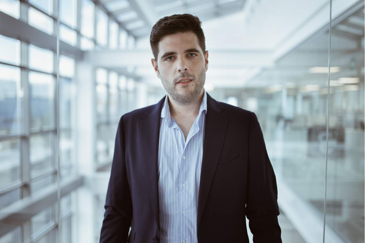 ¿En qué se basa el curso de trading ofrecido por Área de Inversión?