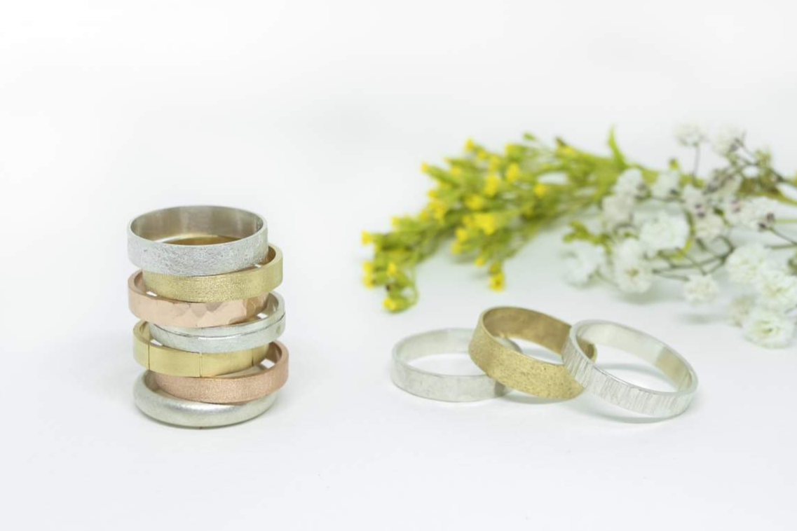 Juia Jewels ofrece alianzas de boda artesanales