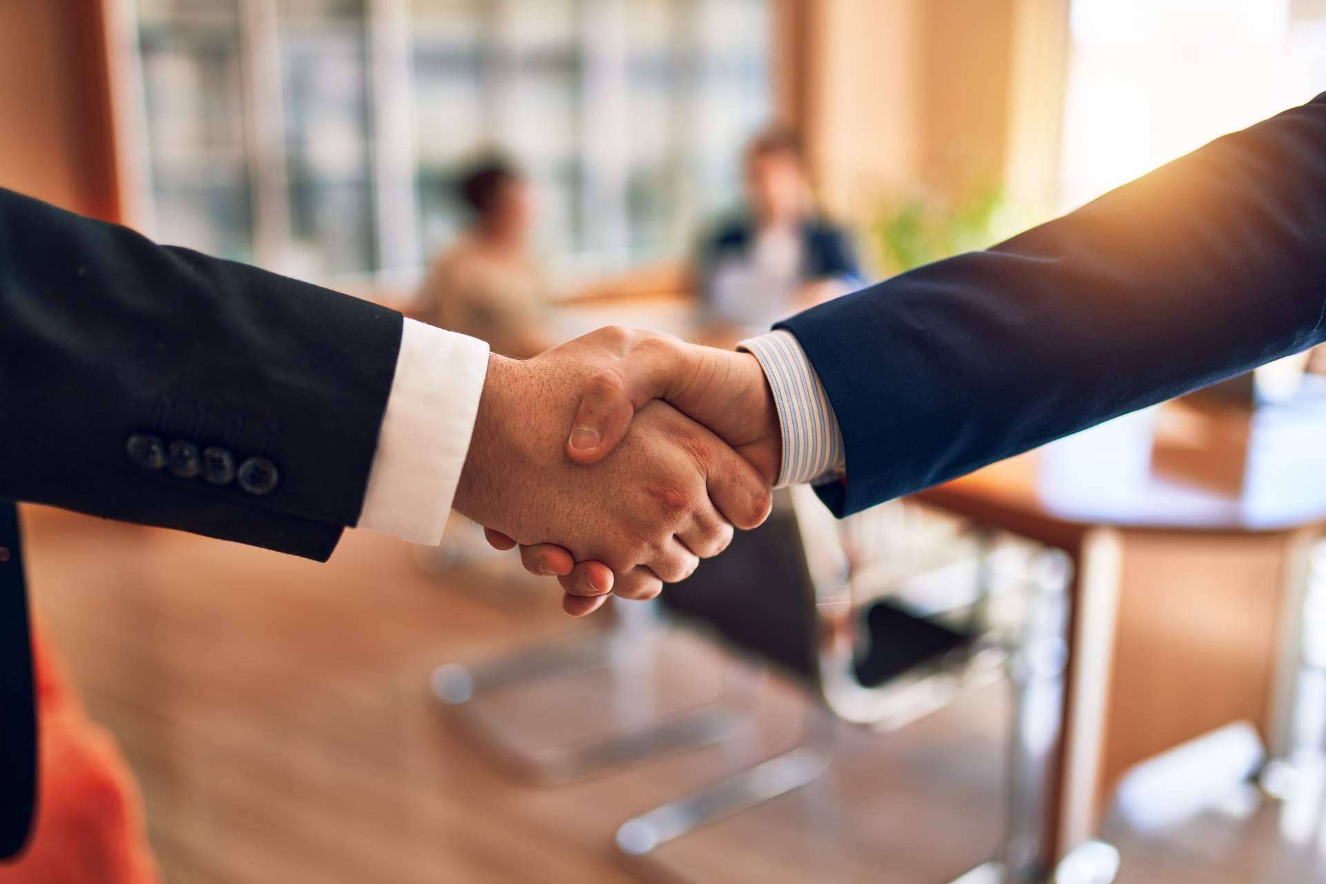 Ackermann & Schwartz se presenta como firma de abogados especializada en asesorar a clientes acerca de aspectos legales de sus negocios y necesidades