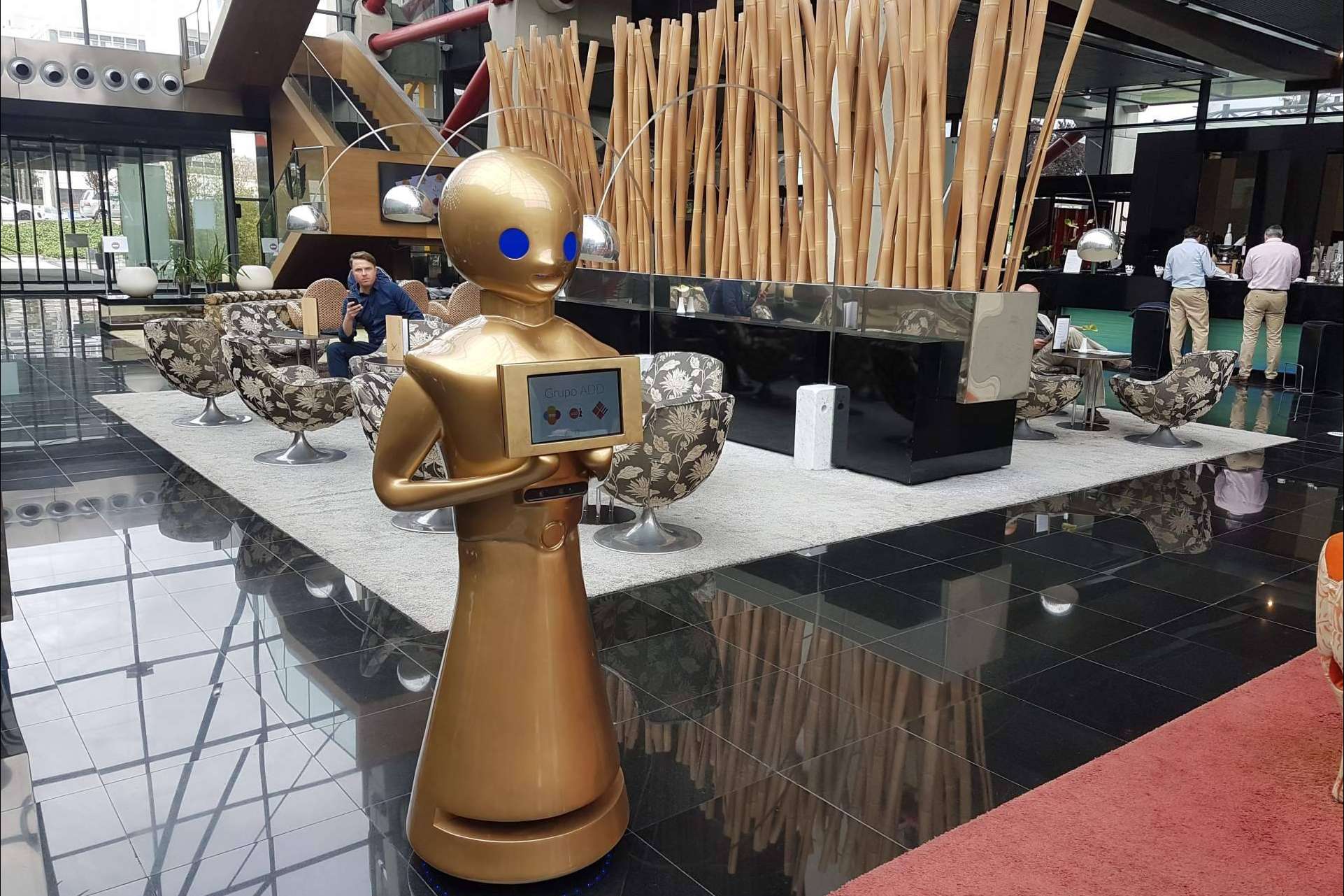 Futura Vive: la recepción de huéspedes en un hotel con el robot recepcionista