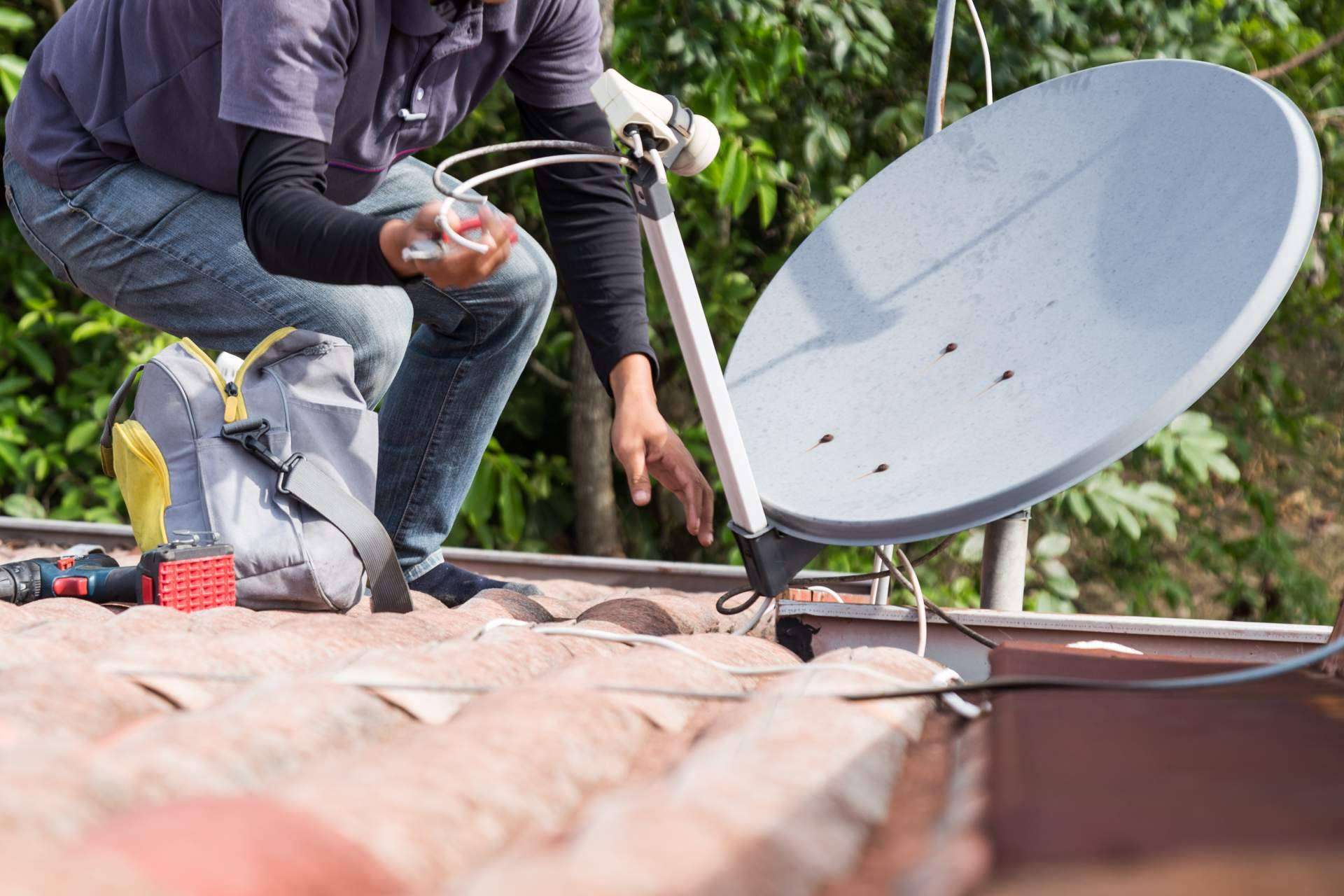 Antenistas Valencia: técnico de instalación de antena de TV