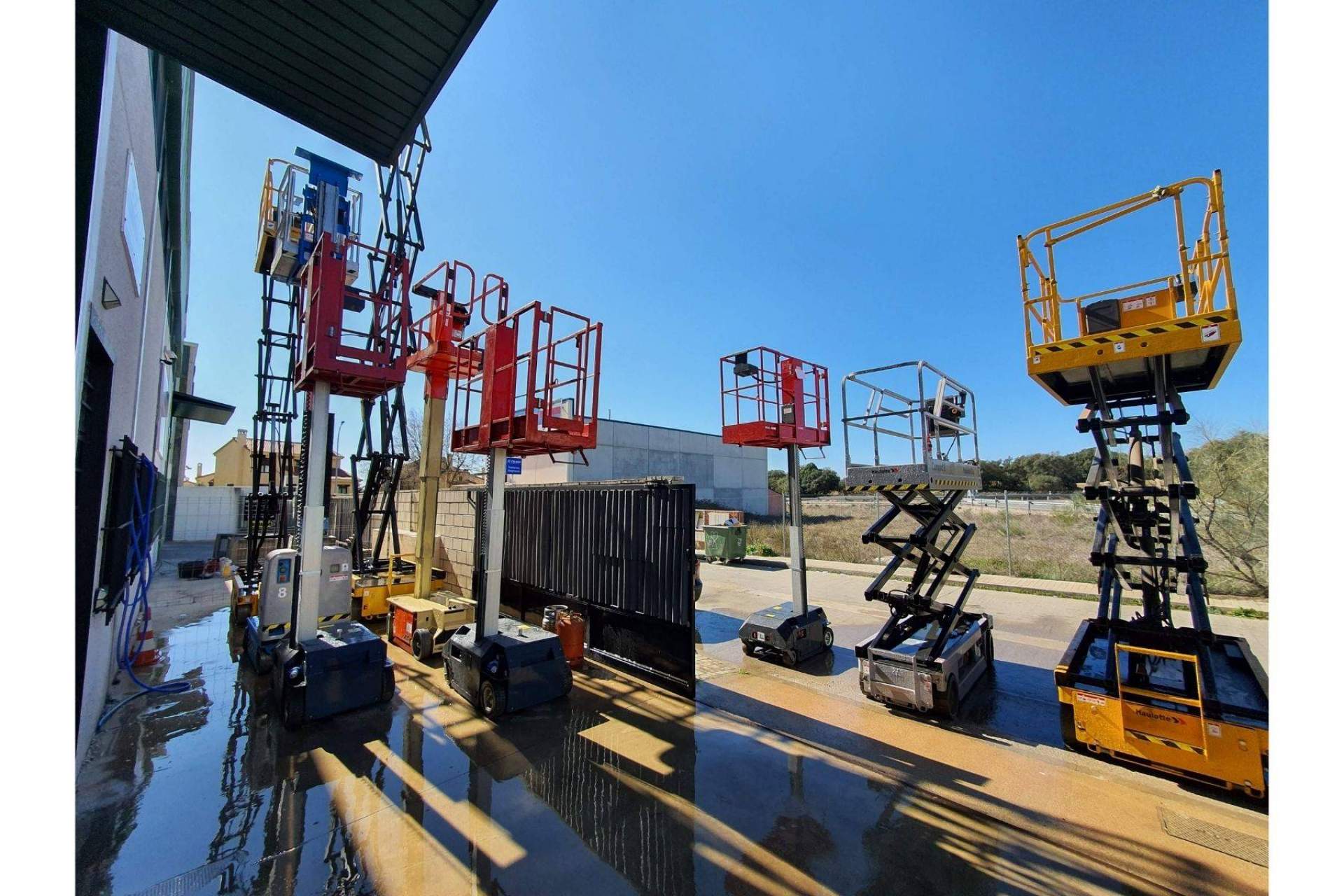 La empresa Alquilaplat dispone de múltiples modelos de plataforma elevadora de tijera