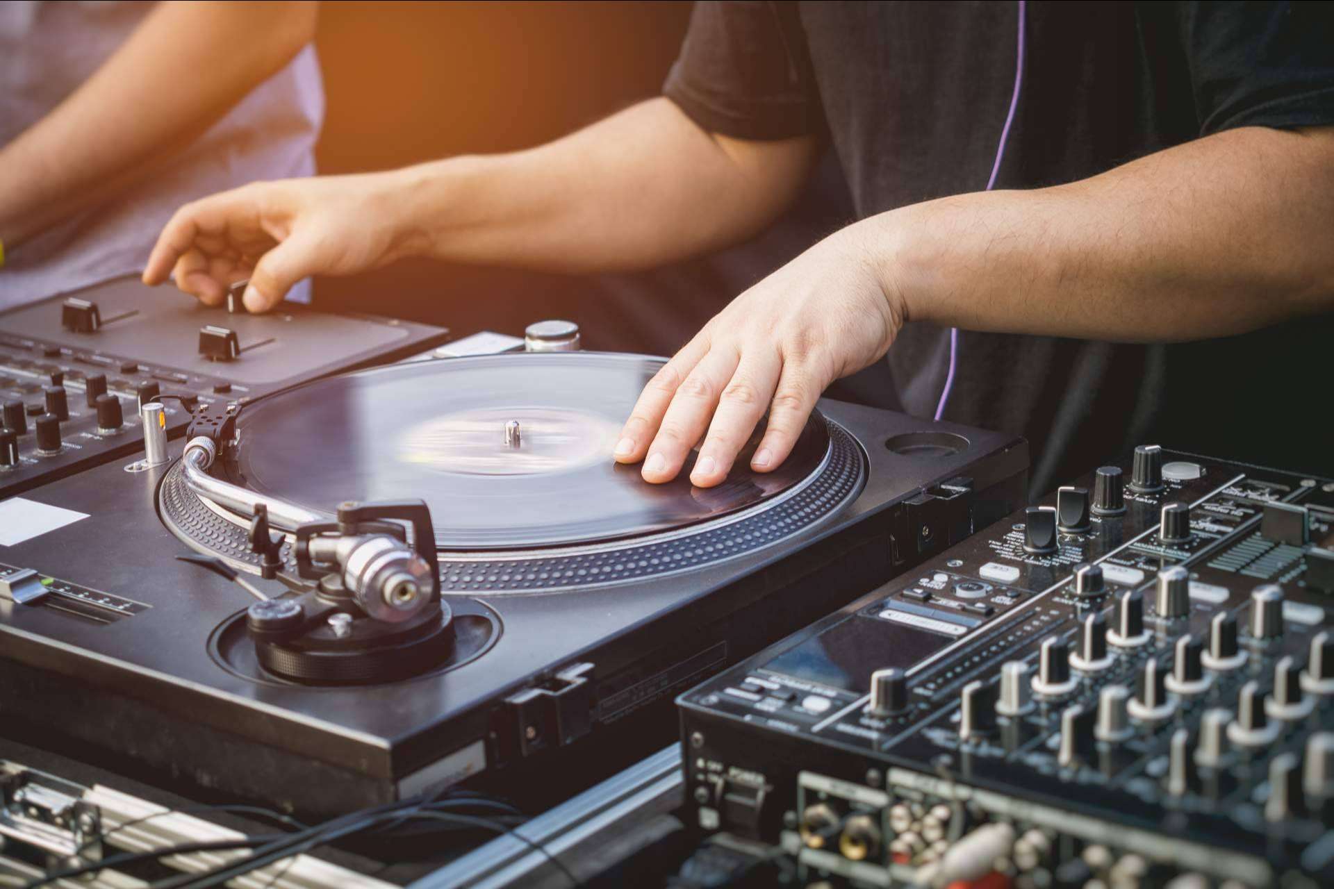 Escoger las mejores canciones para una fiesta con el DJ del momento: Iñaki Musik