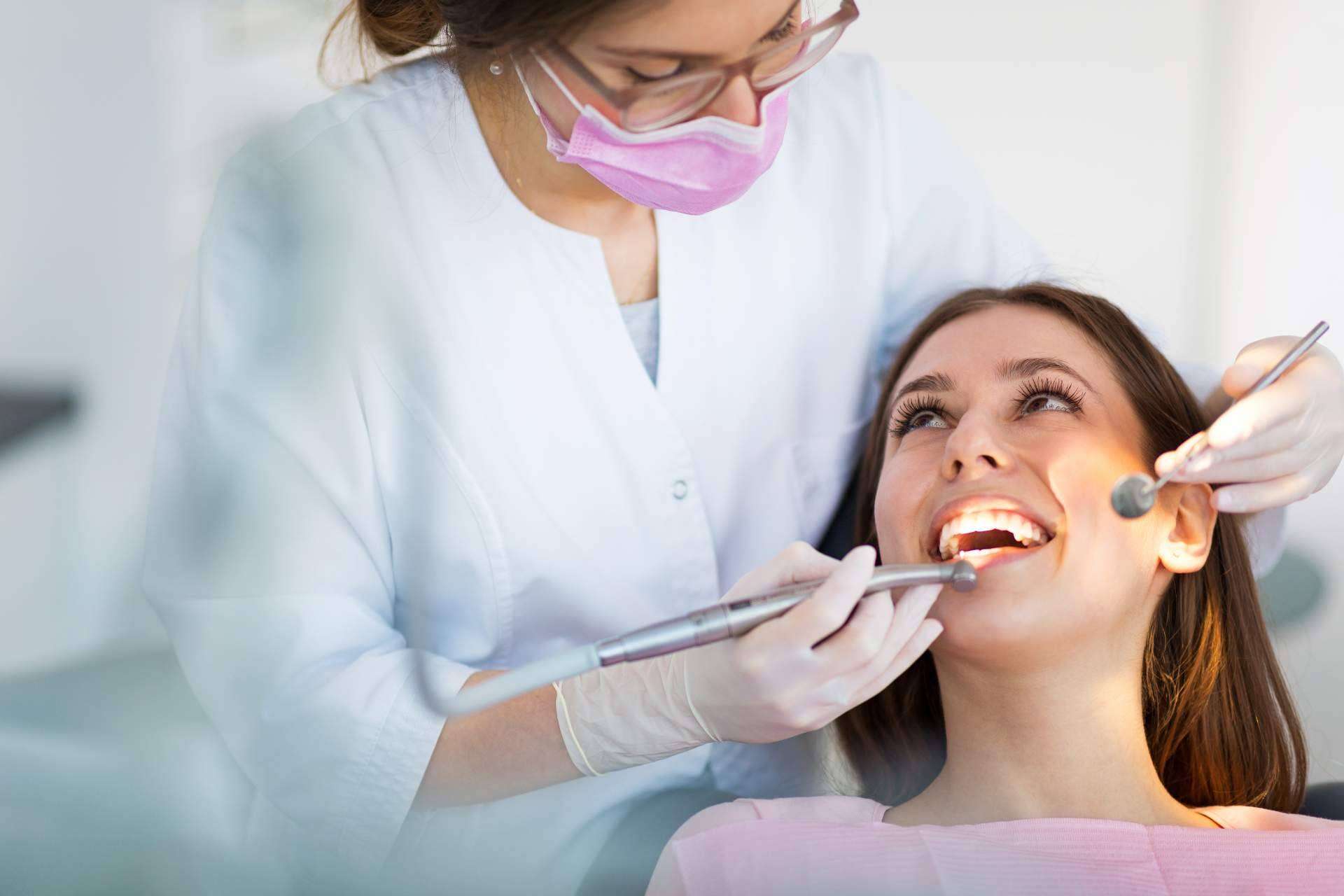 ¿Los implantes dentales pueden durar toda la vida? Los mejores cuidados para ello, según la Clínica Dental Helident