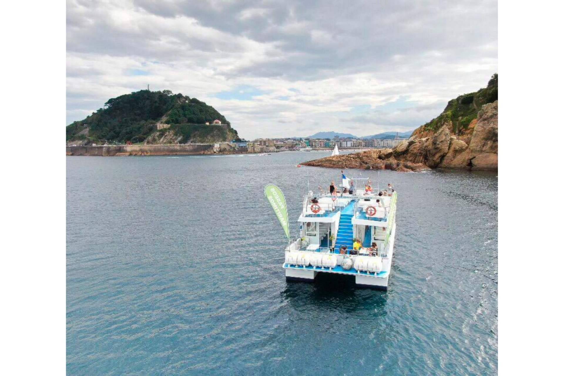 Disfrutar de un paseo turístico por la costa y la bahía de San Sebastián a bordo del catamarán Ciudad San Sebastián