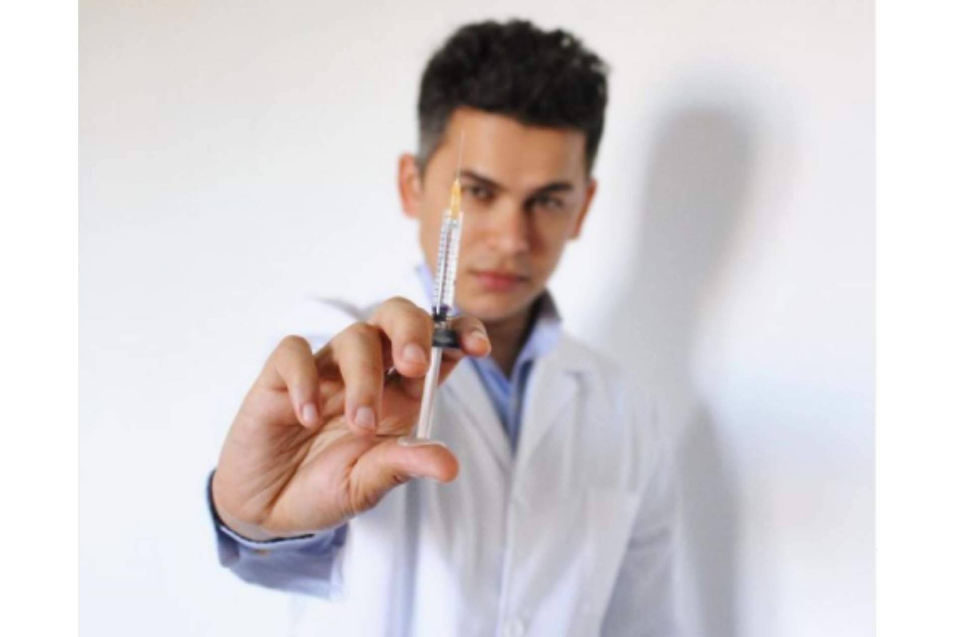 Marcación mandibular con ácido hialurónico por el Dr. Johnny Castellar