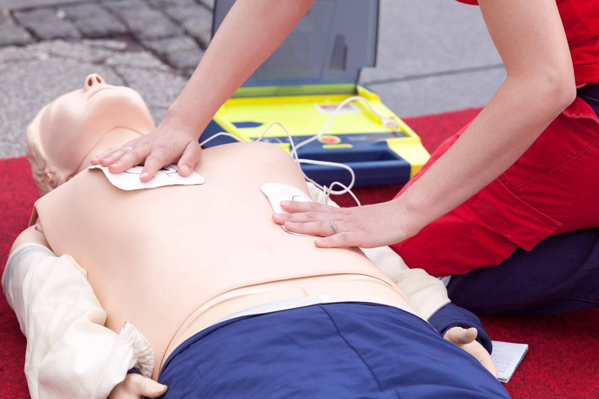 Esforem realiza cursos de emergencias y distribuye desfibriladores