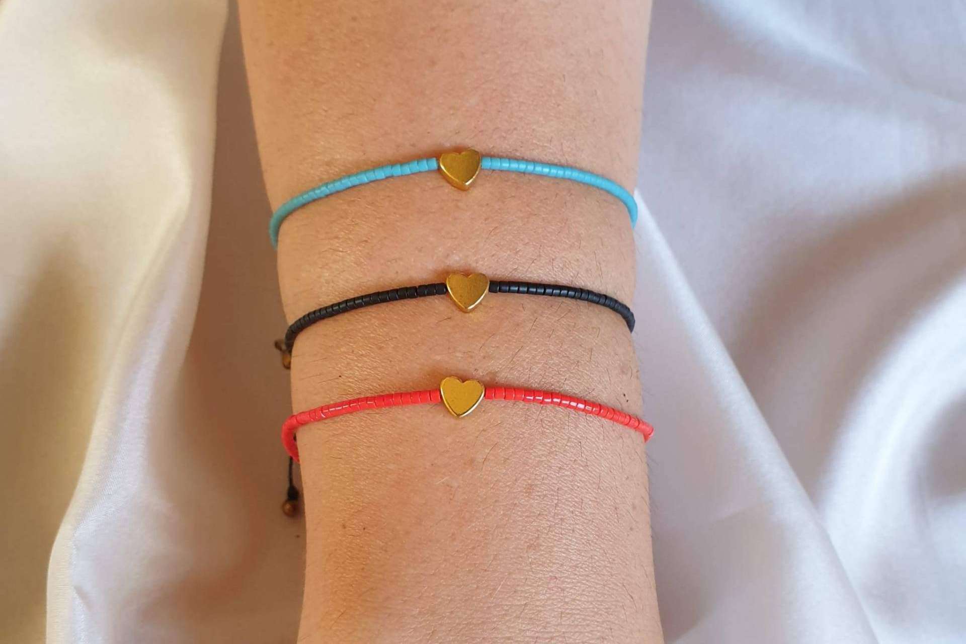 Las pulseras de cristal de colores de Dkary combinan con cualquier look