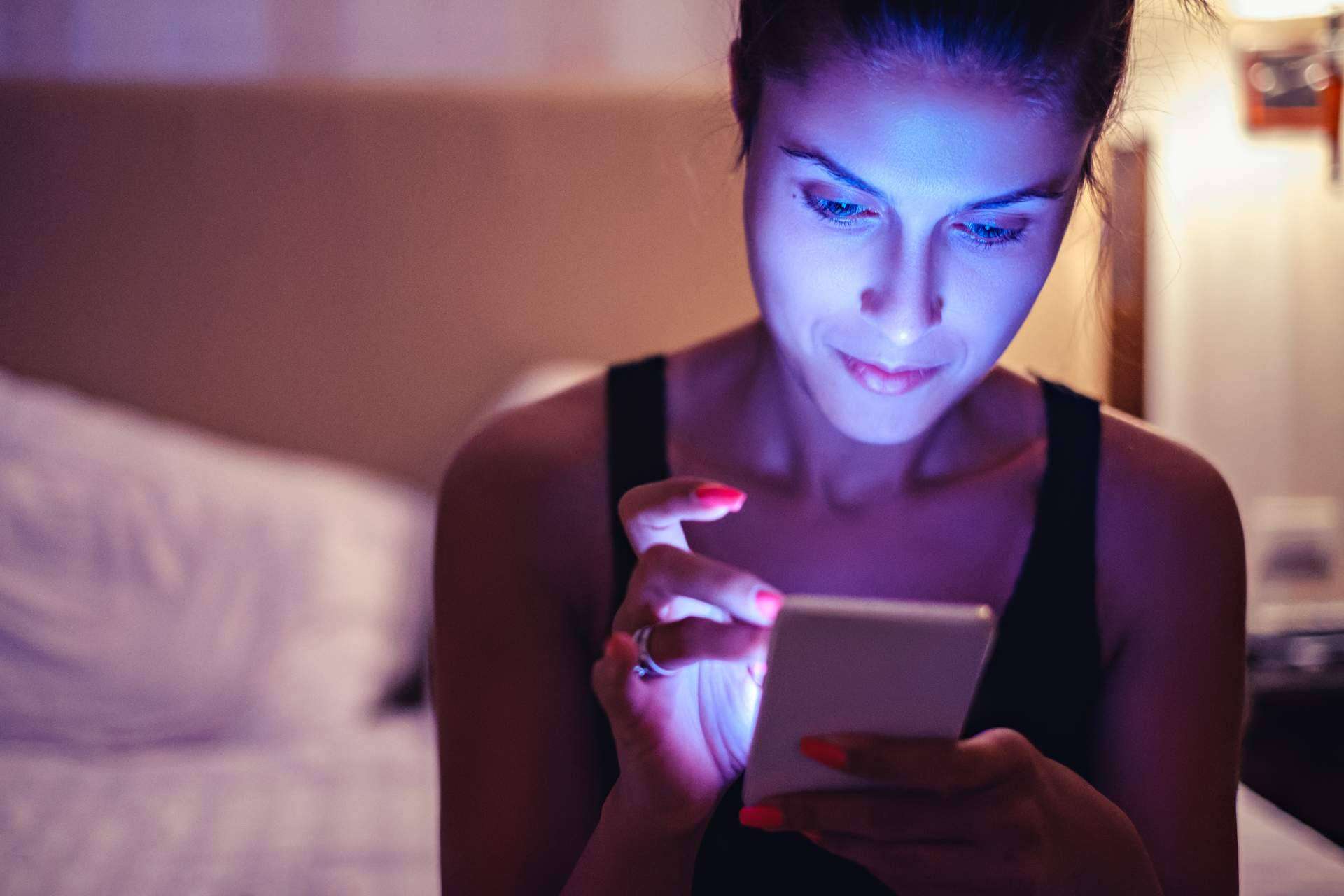 El impacto de la luz azul de las pantallas en la vista, por la marca de gafas Castor Sunglasses