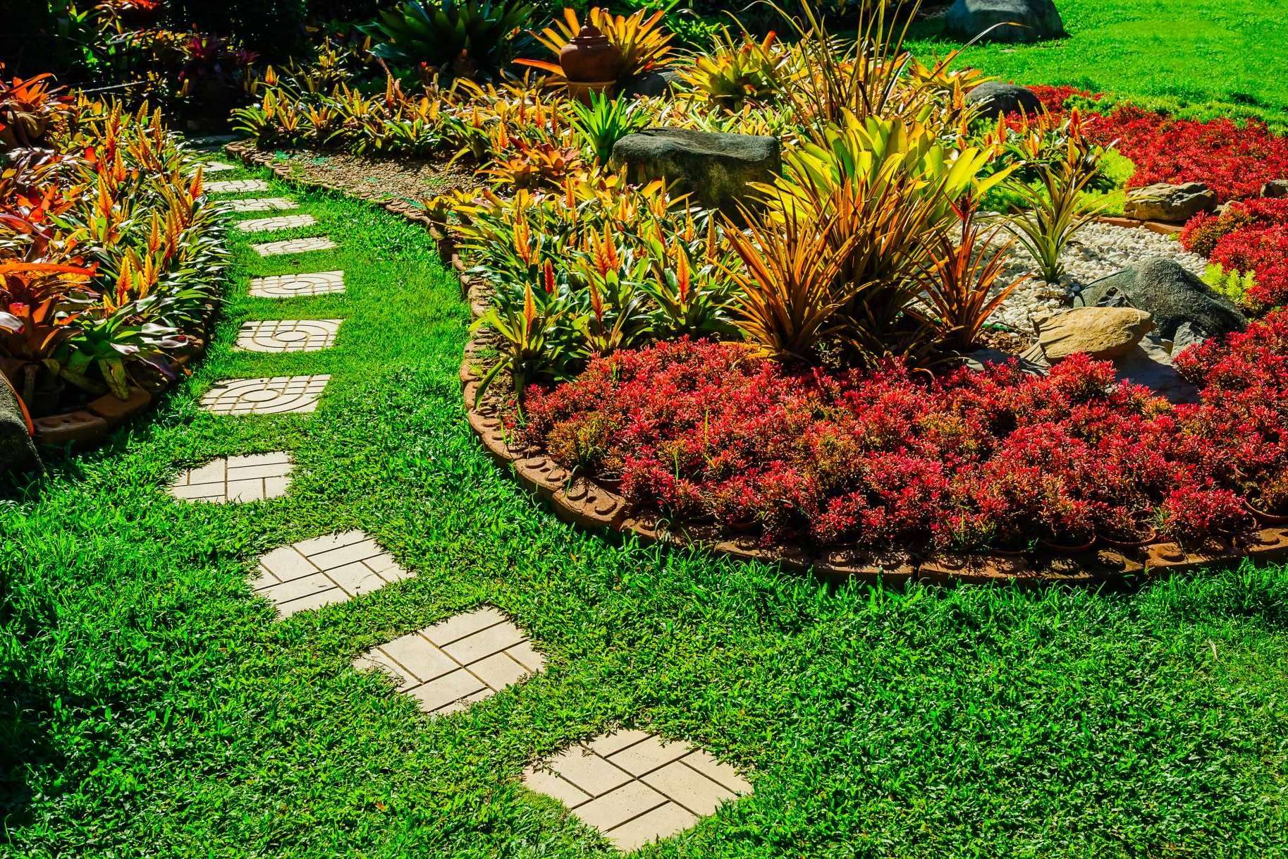 Eliminar las malas hierbas con las herramientas de jardín del amplio catálogo de Modrego Hogar