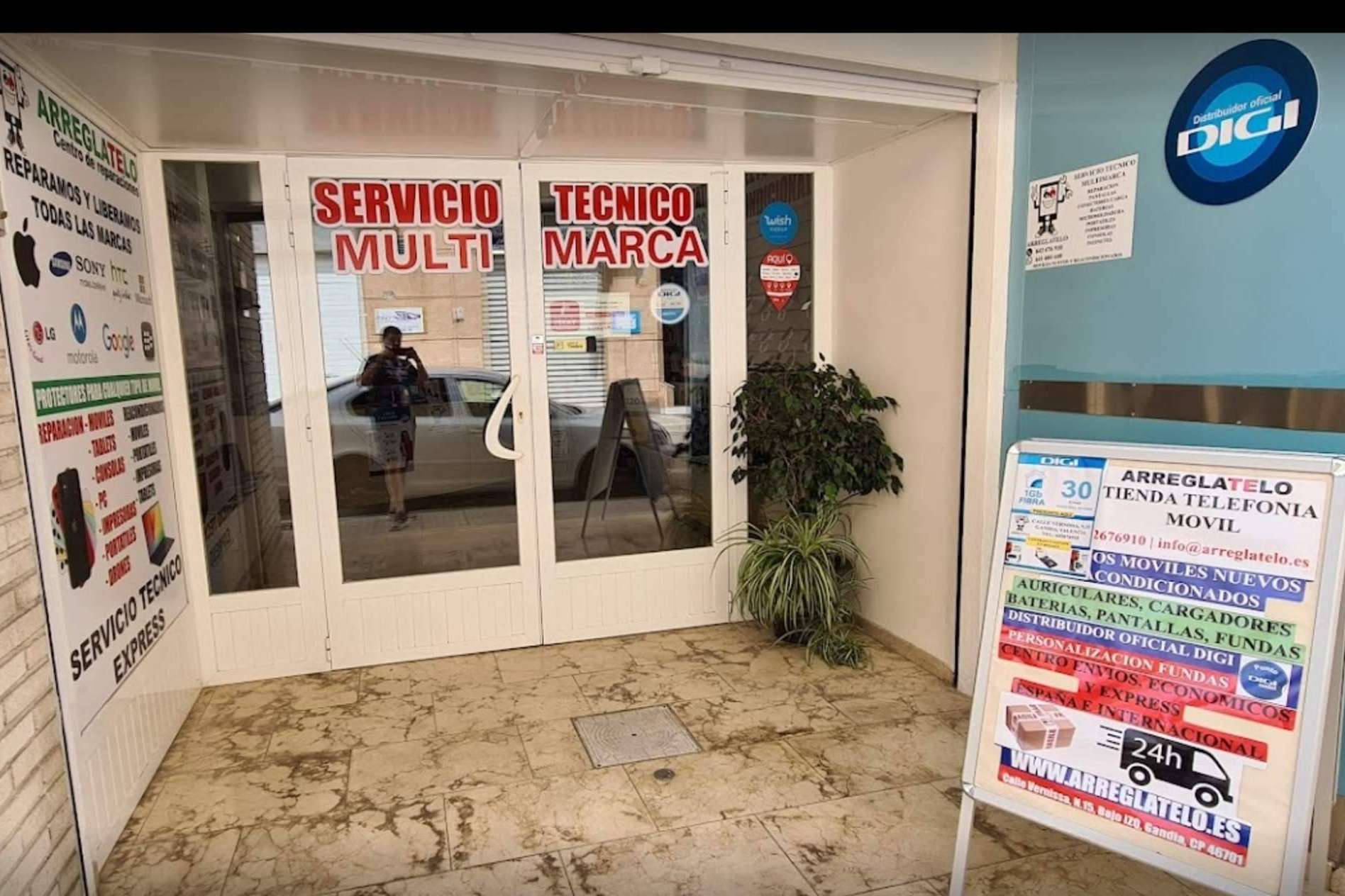 La calidad y variedad de repuestos destacan entre las ventajas de Arréglatelo en la reparación de móviles y otros electrónicos en Gandía