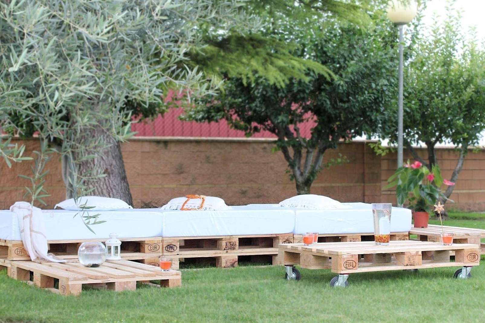 Una de las opciones mejor valoradas tanto para hostelería como terrazas de uso particular, palés para chill out de Palets Online