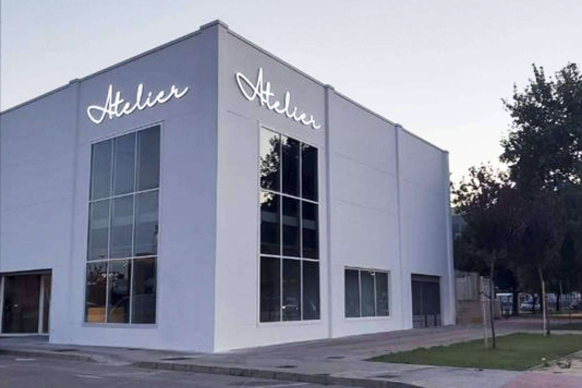 La marca de moda nupcial Atelier de Bodas abre nueva sede, taller central y centro logístico en Barcelona