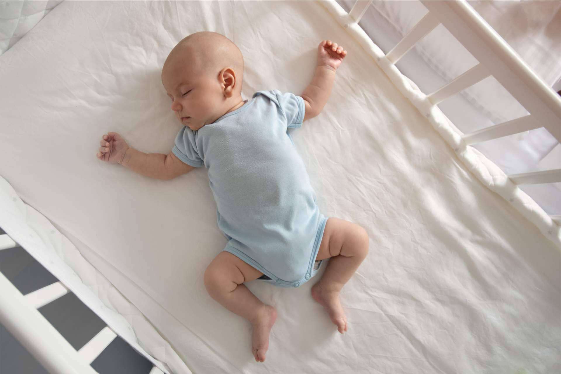 Dormir a un bebé toda la noche es posible con los hábitos saludables de BabySteps by Marian