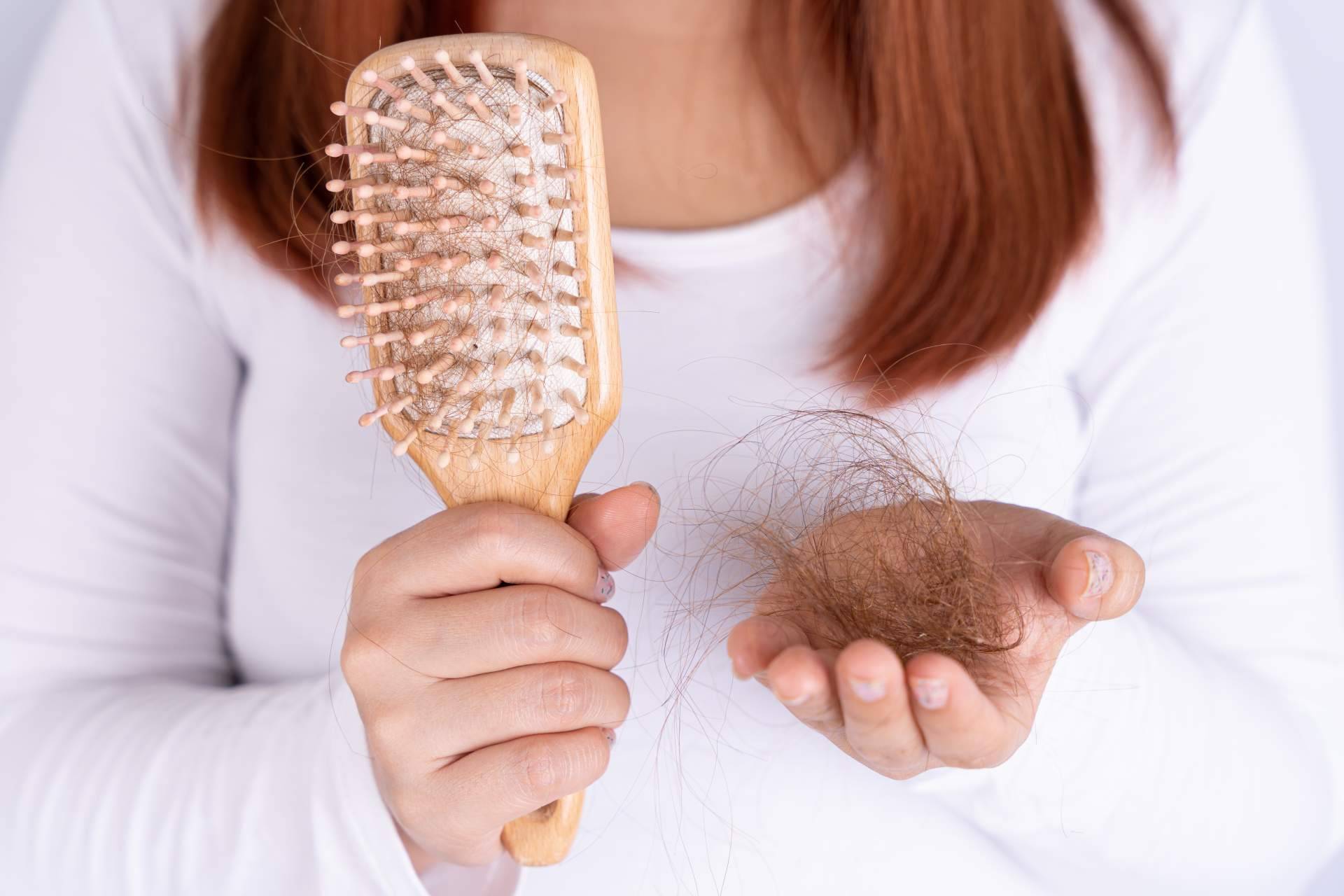 Tratar la piel del cuero cabelludo cuando el cabello se cae debido a tratamientos oncológicos con la ayuda de CharoConector Healthy Style