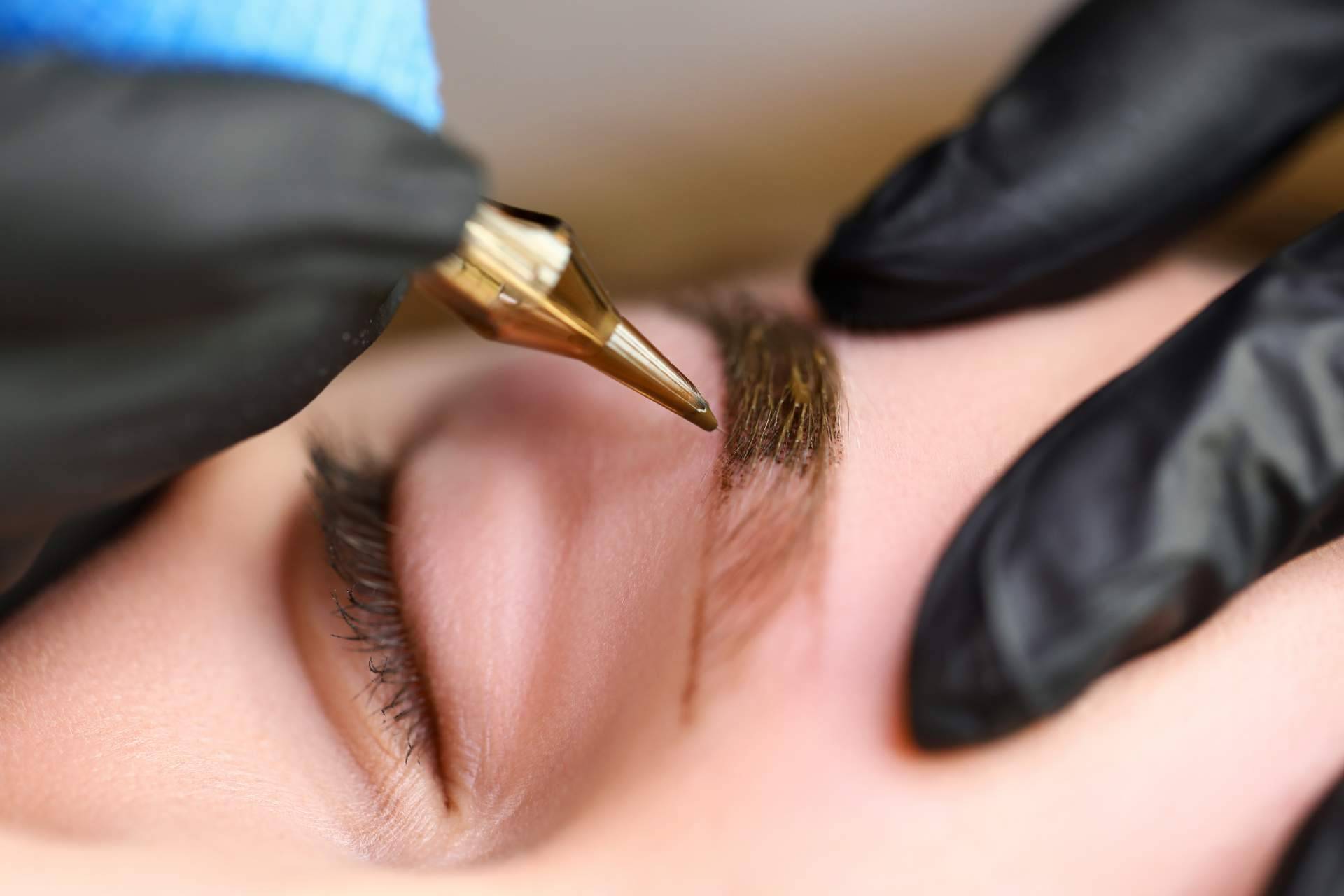 Clínicas Dr. Pelo ofrece el diseño de cejas 3D realizado mediante microblanding