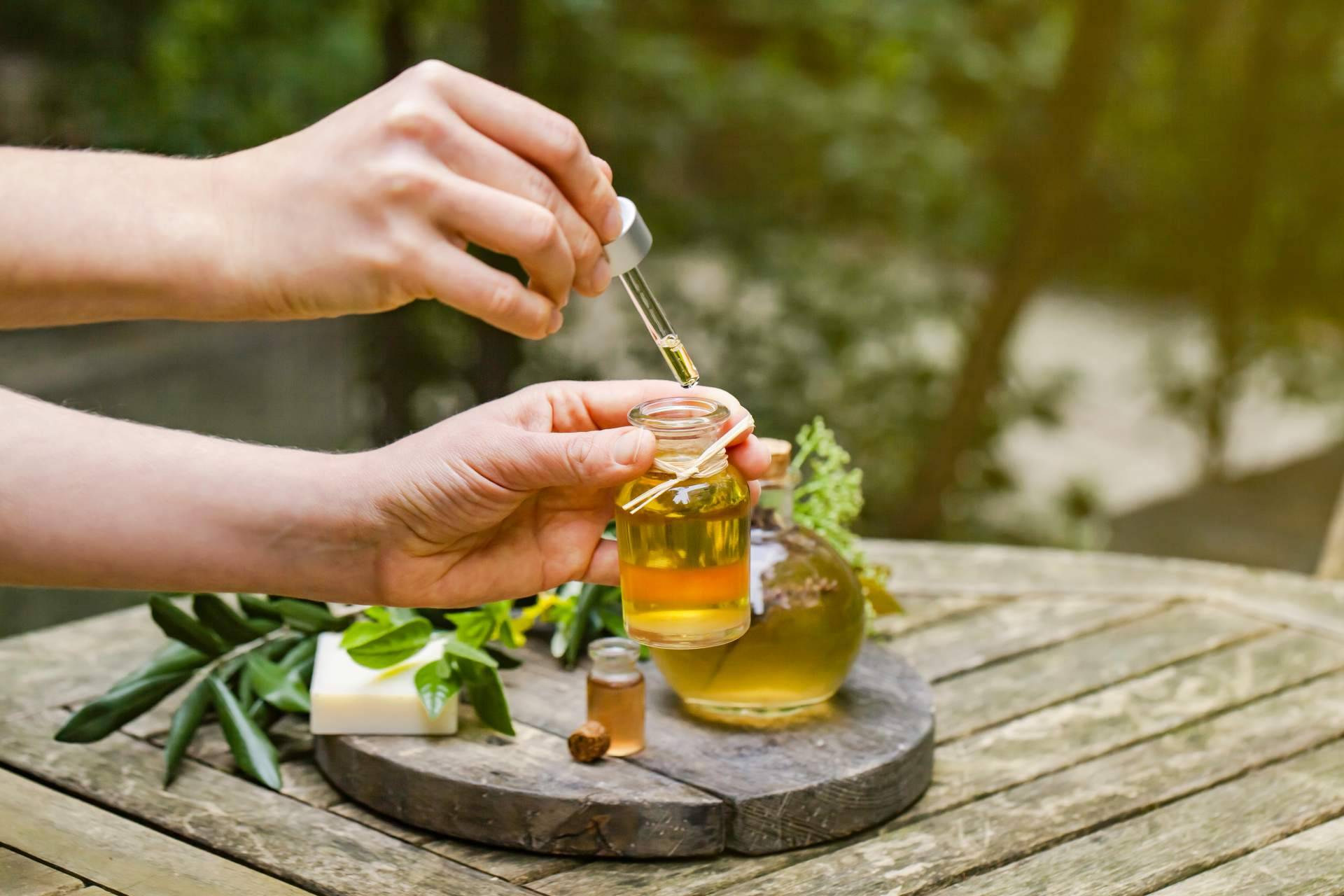 El procedimiento para extraer los aceites esenciales y sus beneficios, por Comdiet