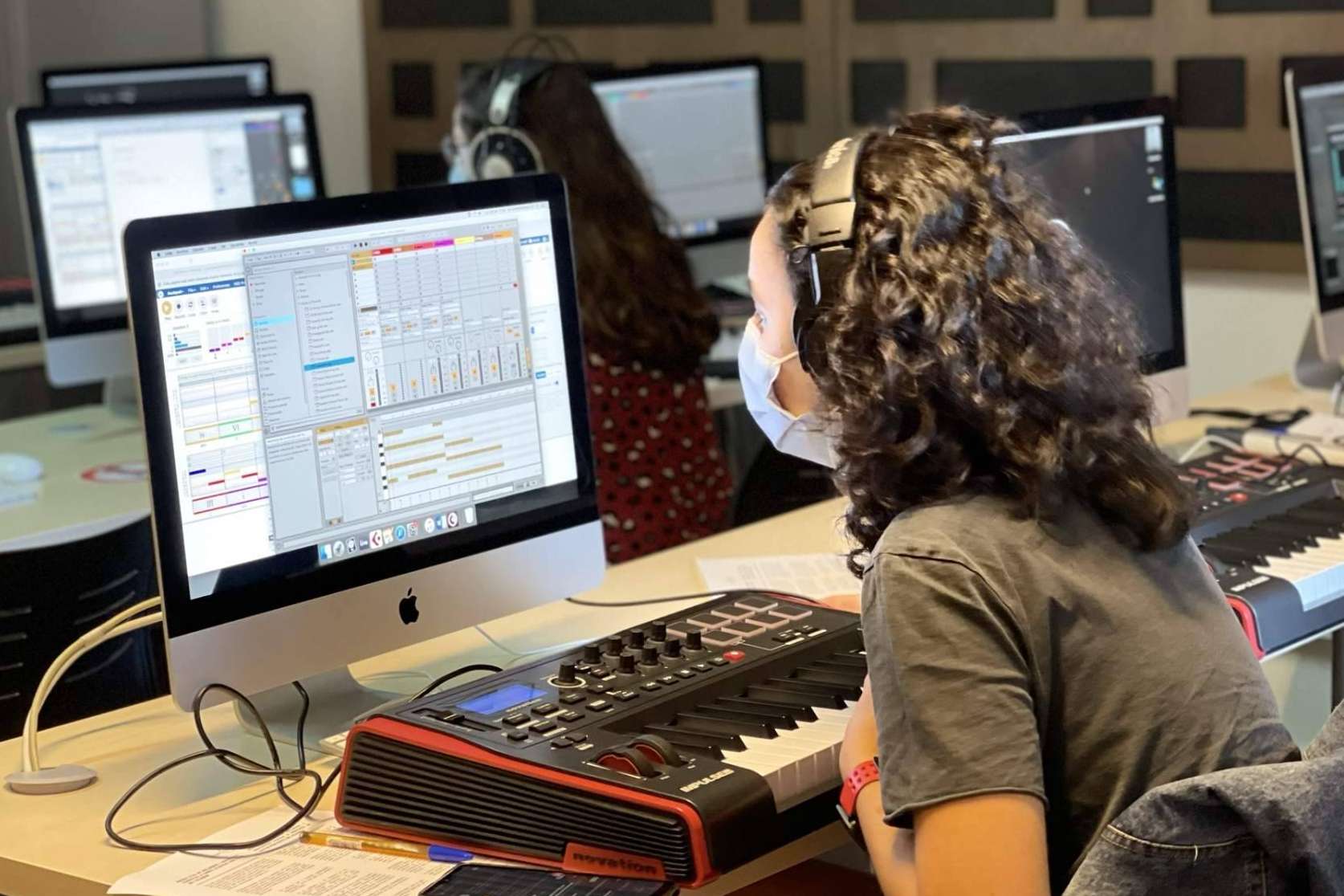 Una de las escuelas de producción musical que se adapta a las nuevas necesidades del sector es EUMES