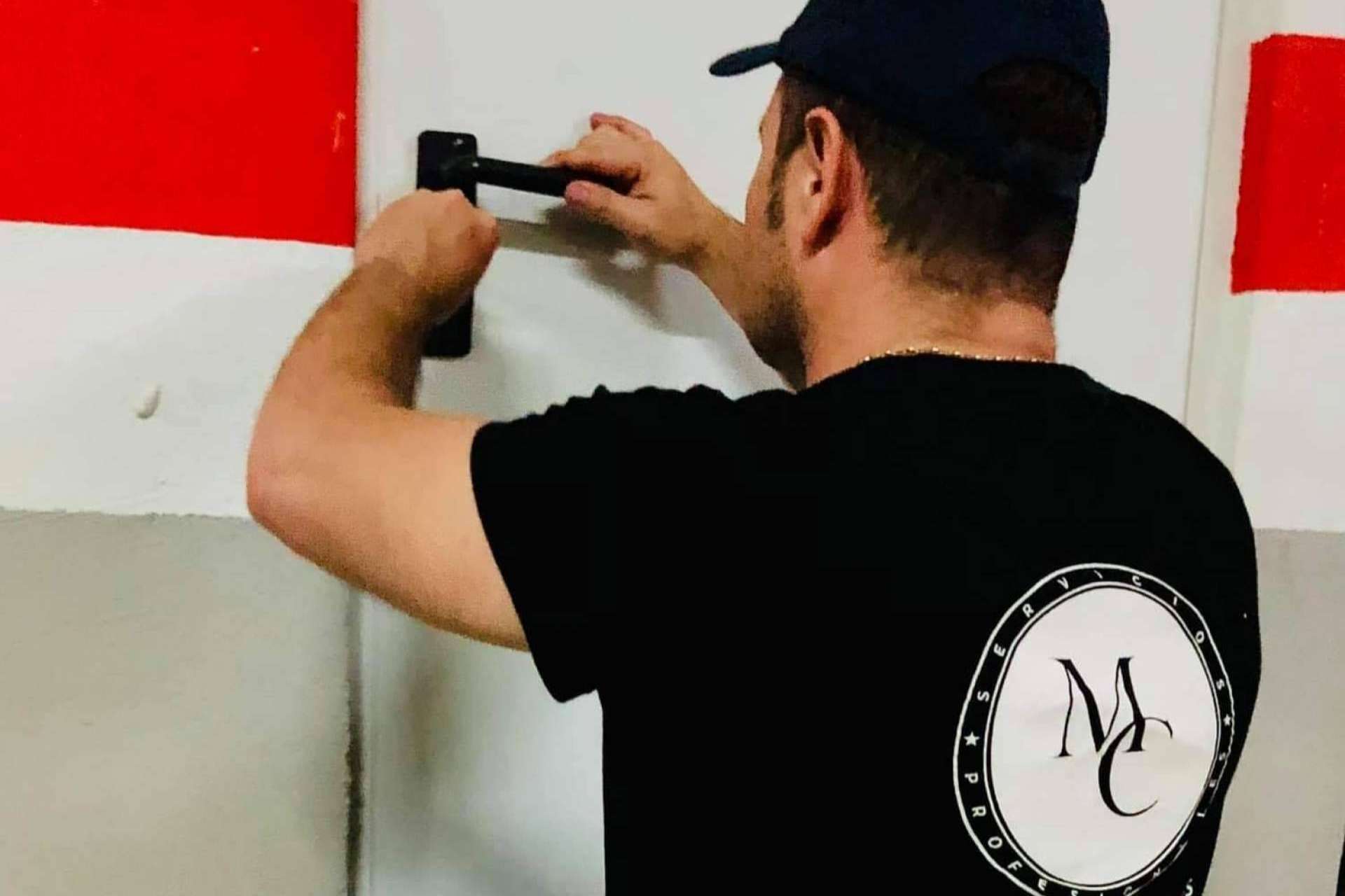 Servicios de cerrajero urgente y no urgente Valencia en la empresa MC Servicios Profesionales