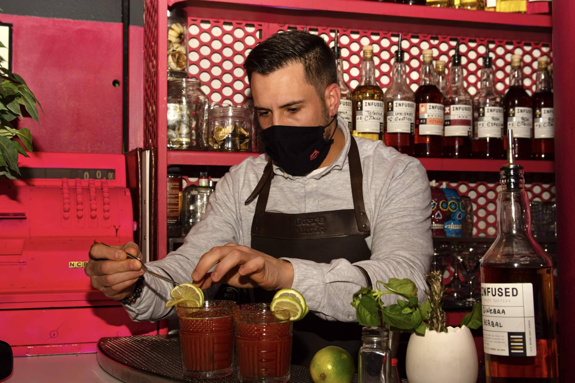 La coctelería de moda en Madrid con su propia marca de alcohol artesanal, Enbabia Infused