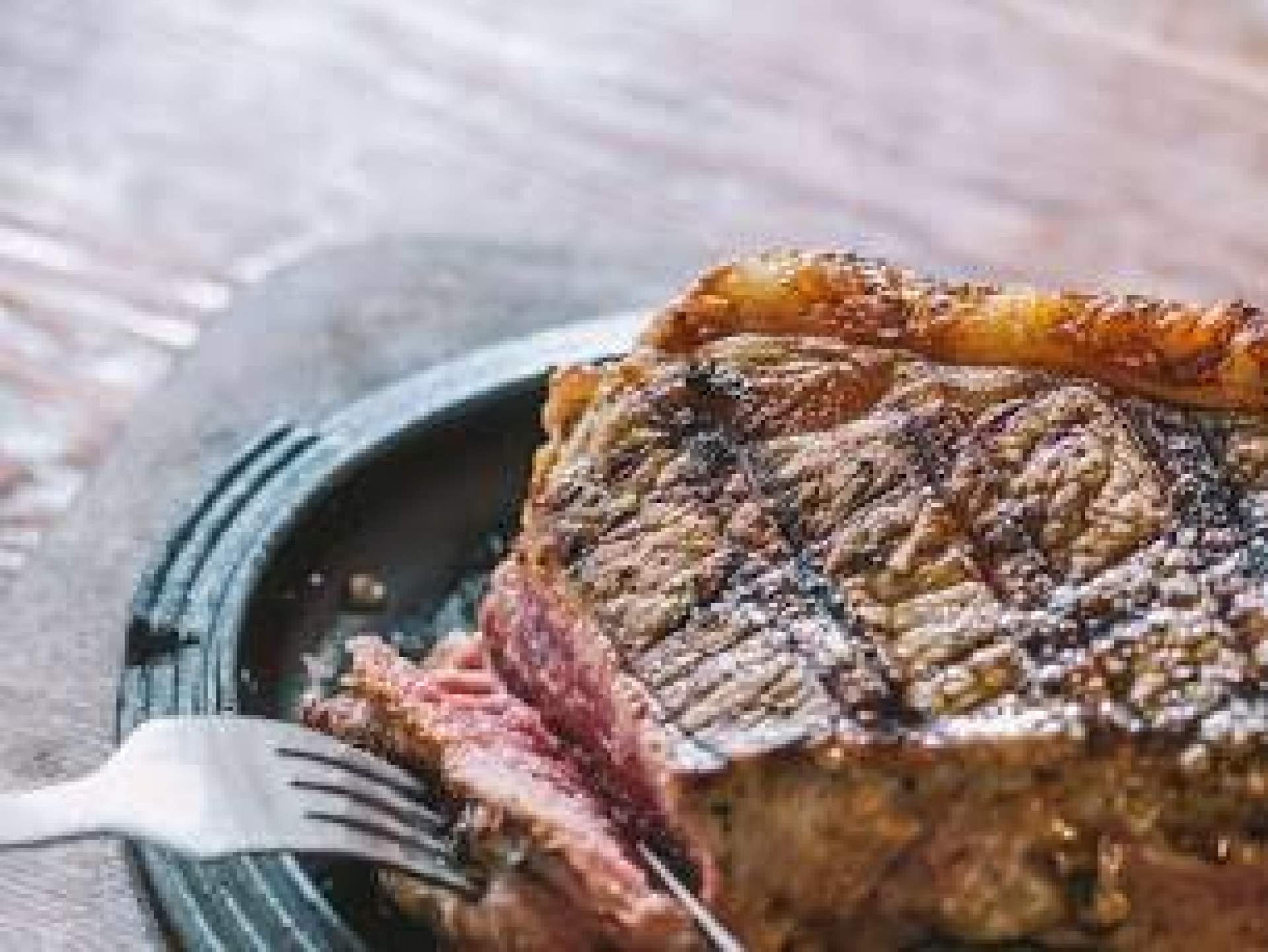 ¿Por qué Vic Brasería, el restaurante con carne a la piedra destaca entre el público más joven?