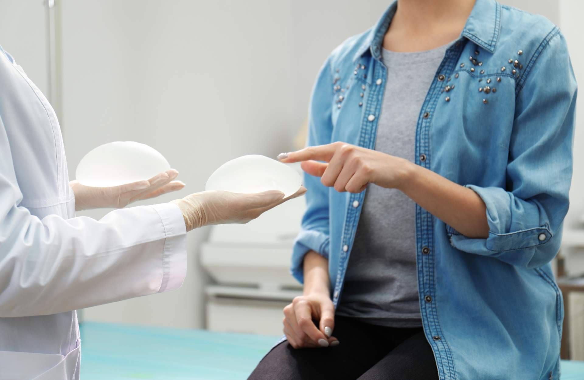 Encontrar los médicos más adecuados de la mano de Laurel Experiences para someterse a unos implantes mamarios