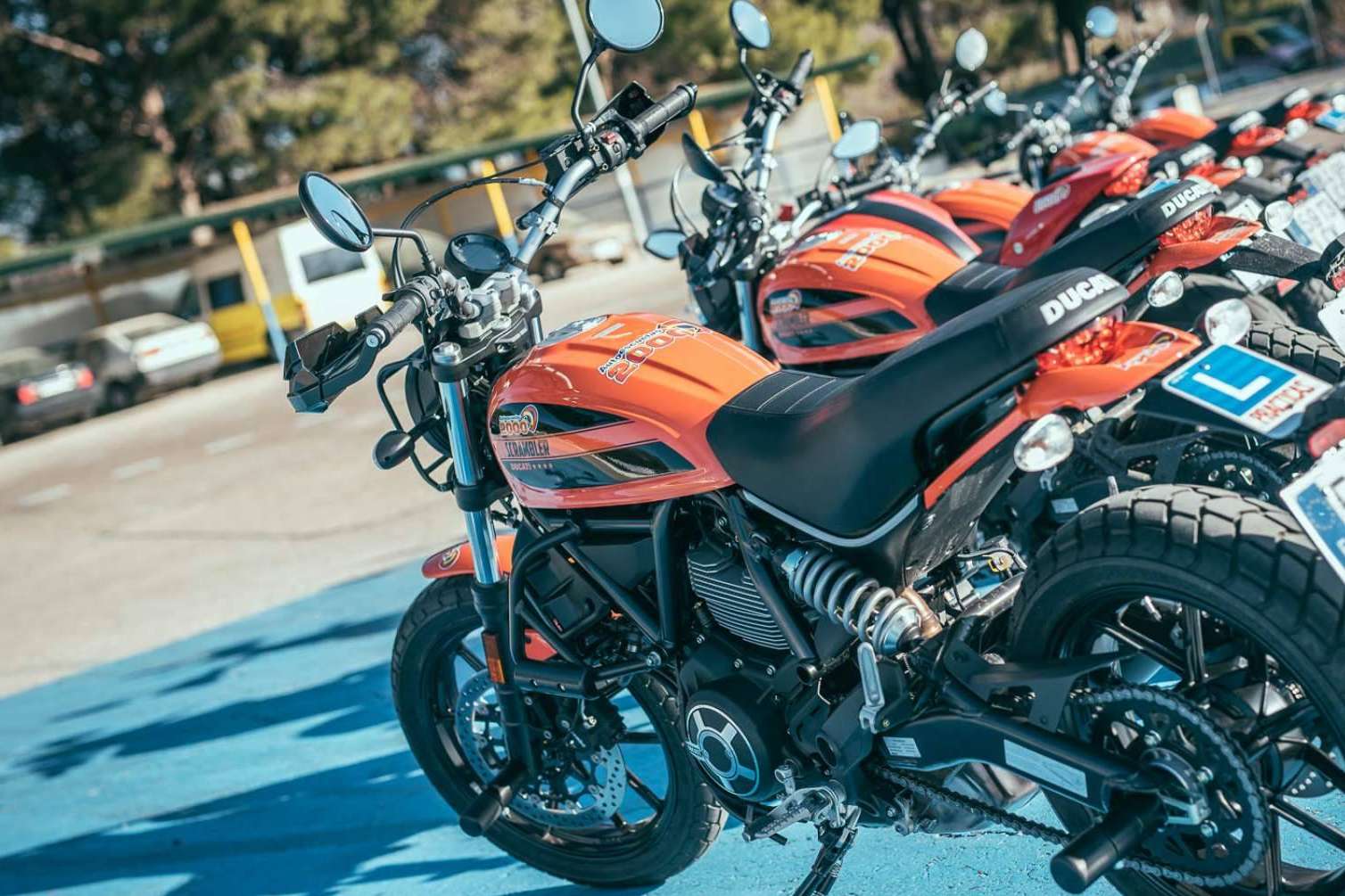 AUTOESCUELA 2000 enumera los diferentes tipos de permisos para conducir una moto