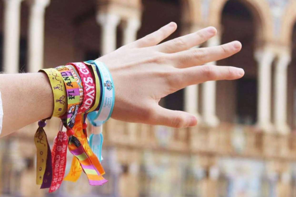 Las pulseras de tela personalizadas se establecen como un método eficiente de recaudar fondos para las asociaciones y ONG