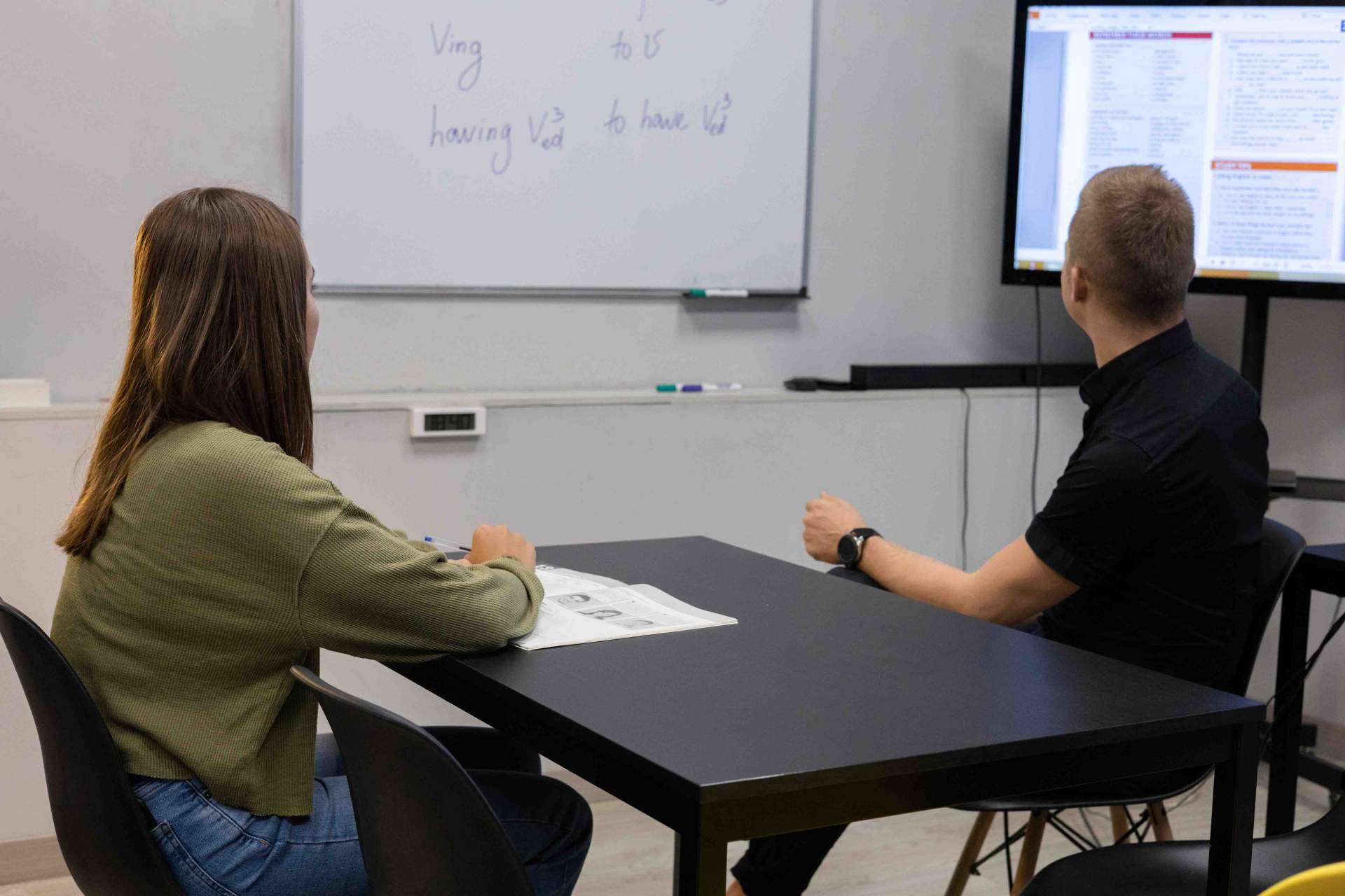 Escoger un curso de inglés de la forma adecuada, por Bravo Academy