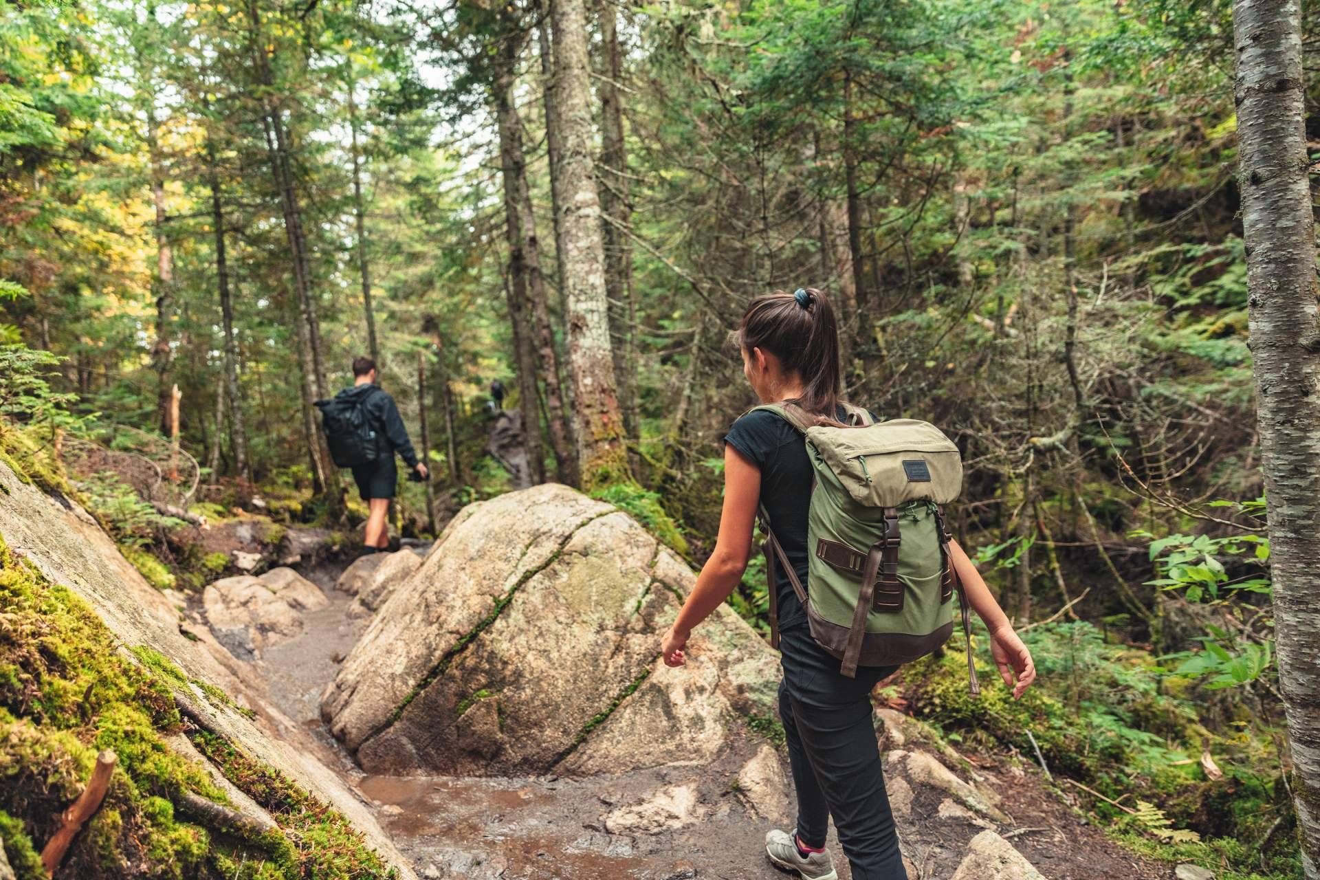 Equipación para hacer trekking fabricada con materiales reciclados que disminuyen el impacto medioambiental