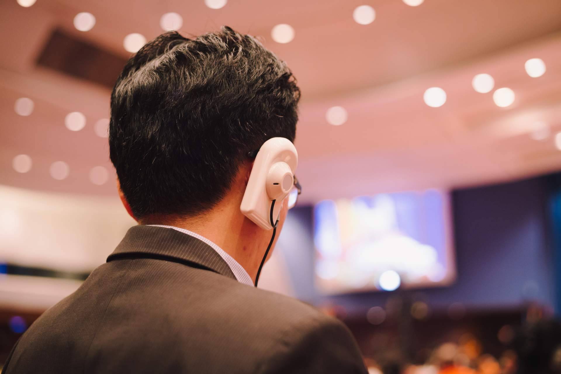Interpretación simultánea en conferencias y otros eventos de la mano de la agencia de traducción jurada ENAI E-Consulting Internacional