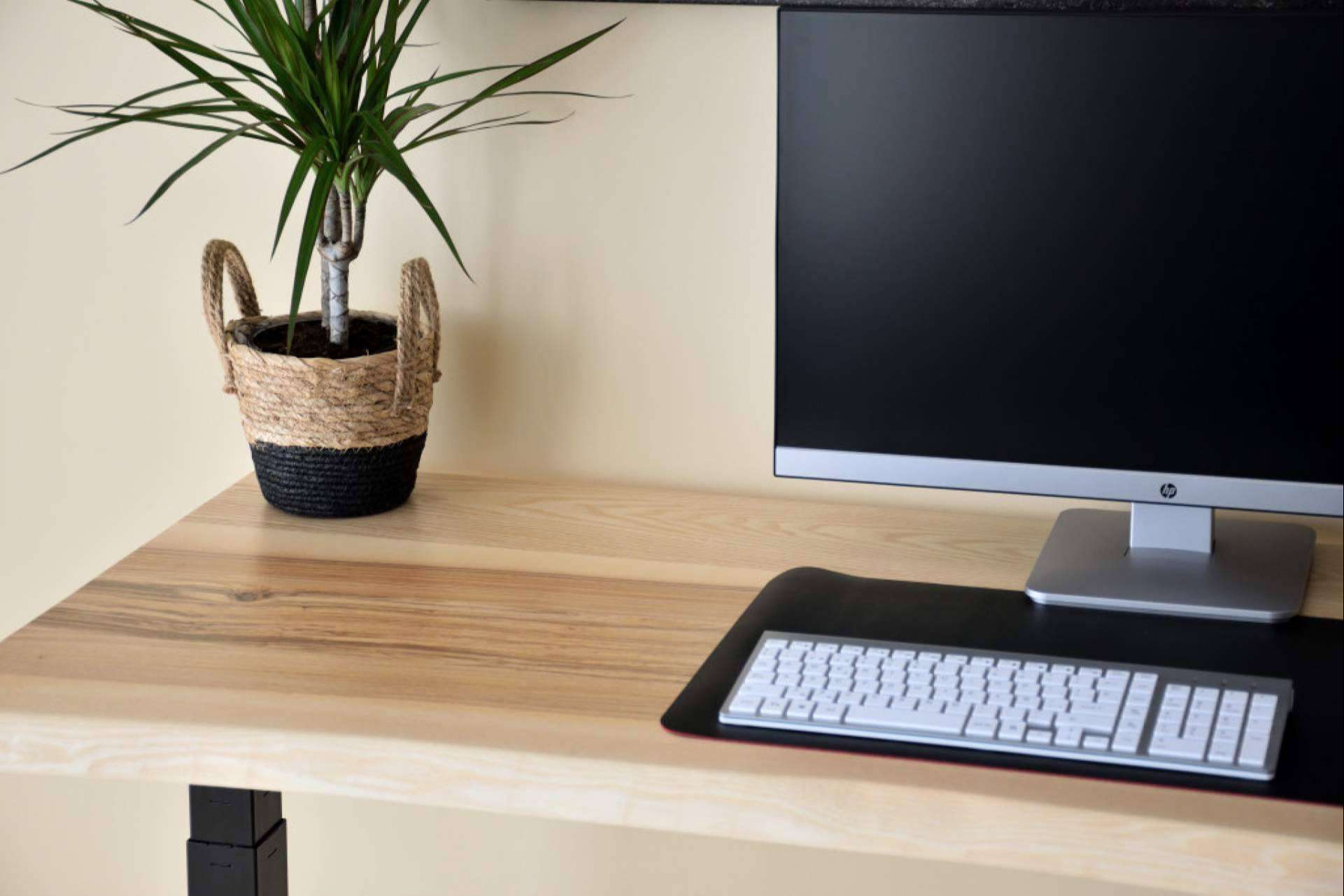 ErgoNatureWood diseña mesas y escritorios de madera natural maciza