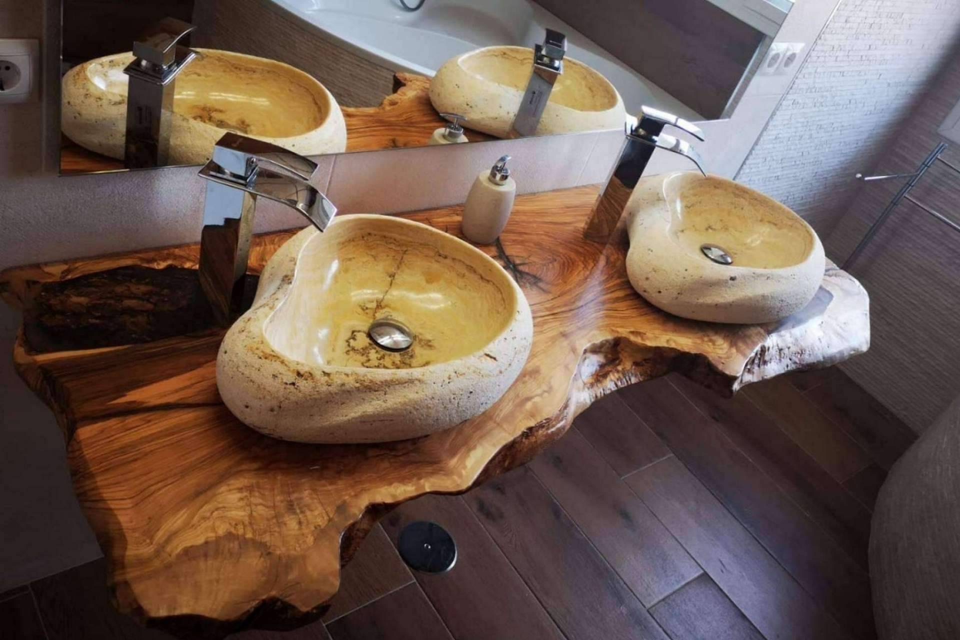 Encimeras de Olivo proporciona un toque natural y elegante al cuarto de baño
