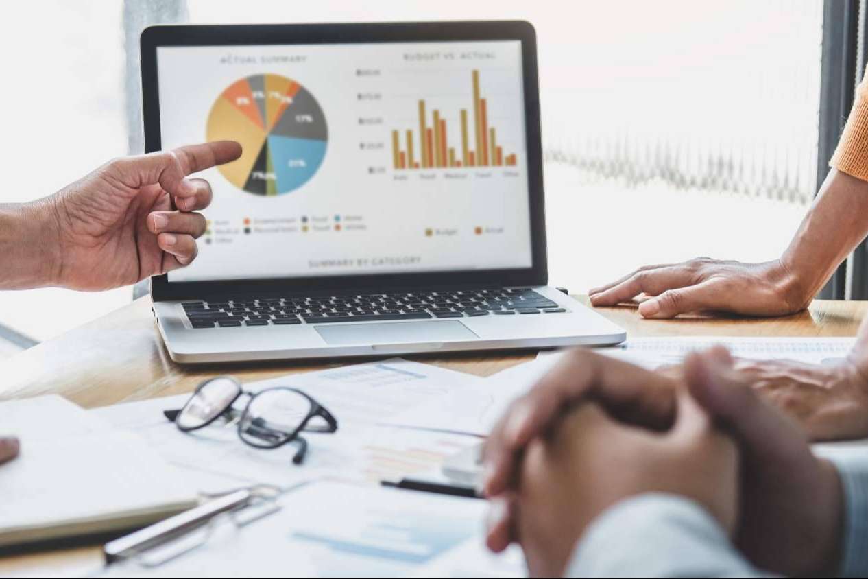 La importancia de contar con un experto para el análisis financiero y de costes