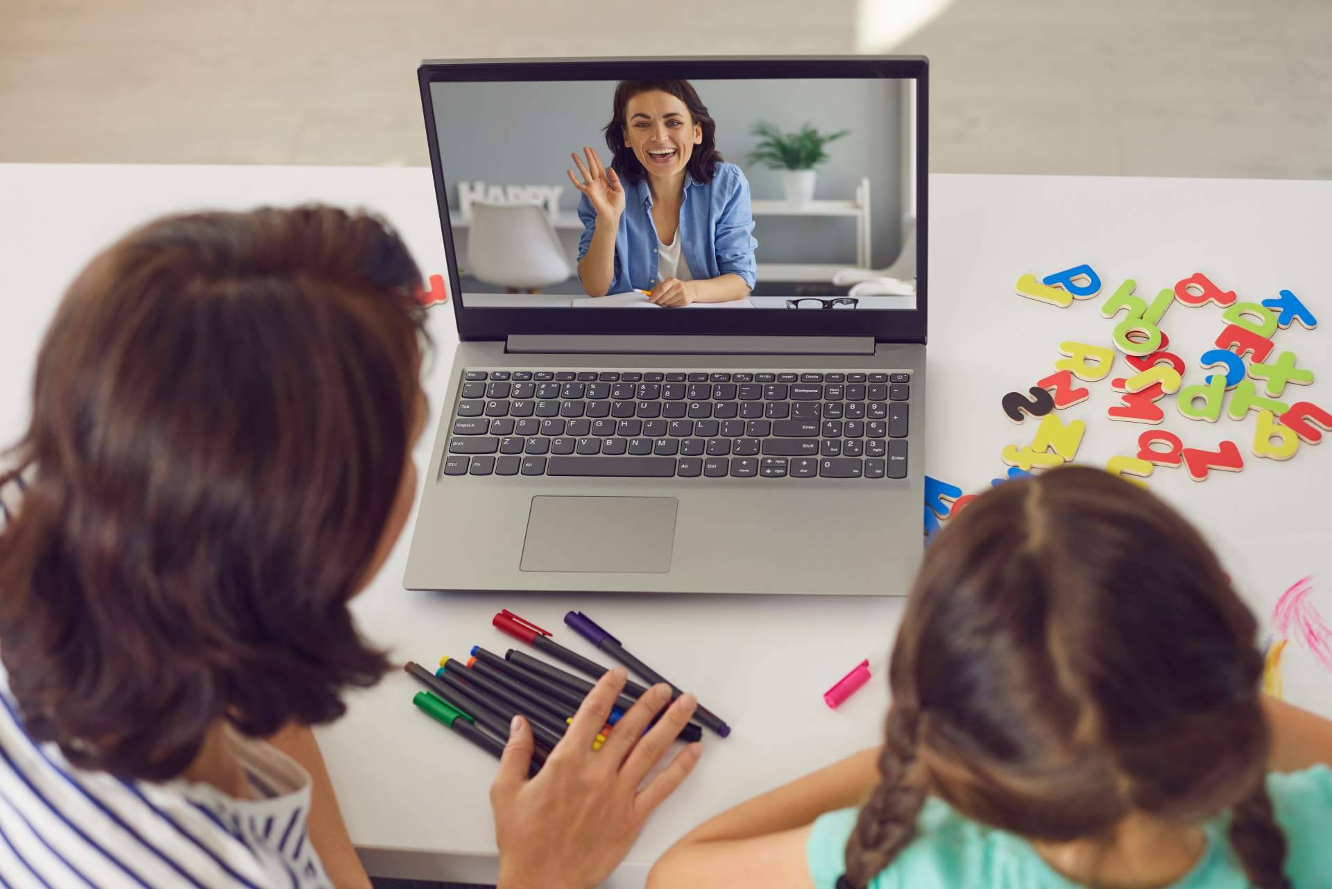 Clases mixtas, presenciales y a través de videoconferencia en las academias