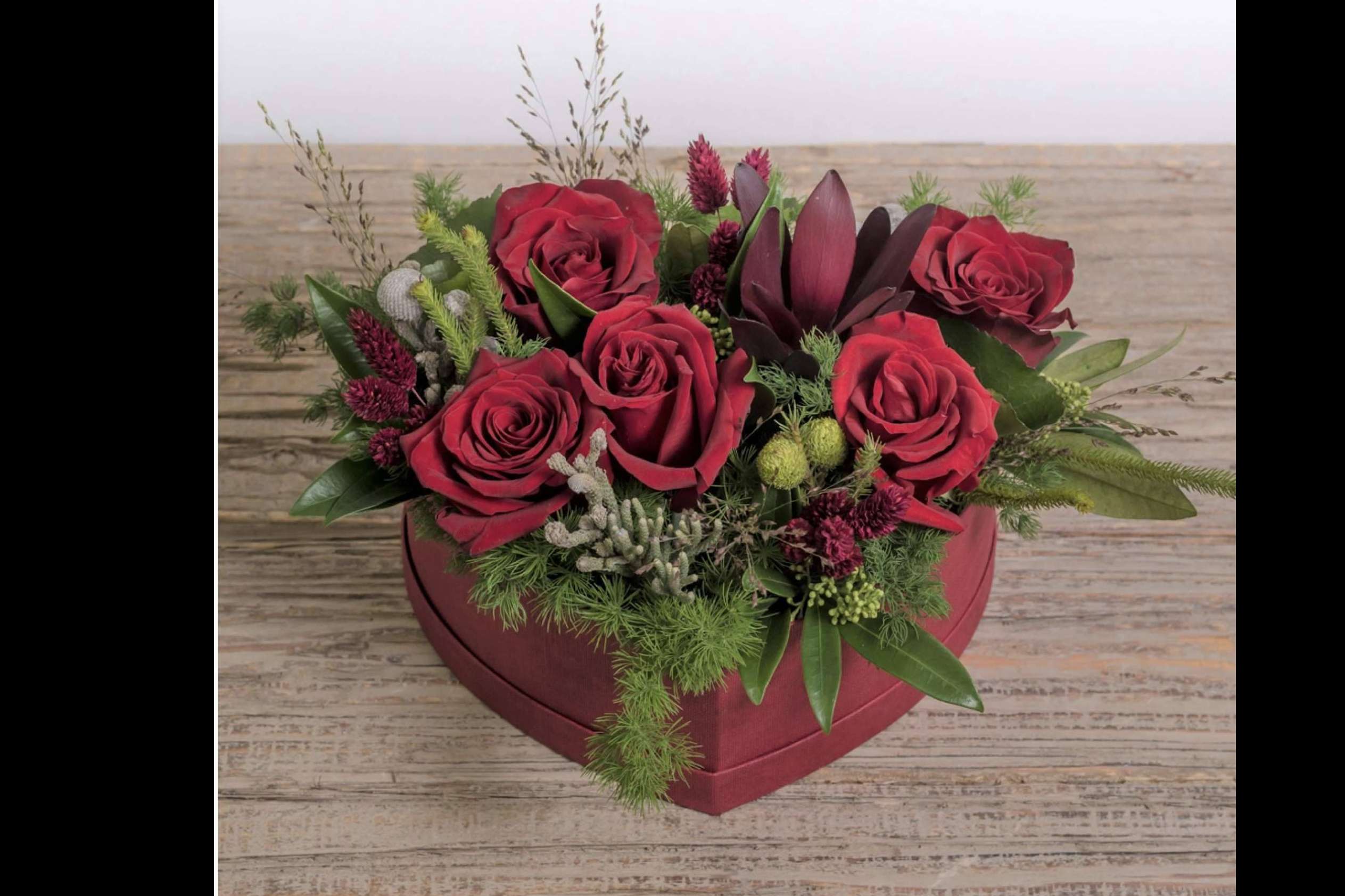 Sorprender a la pareja en el Día de San Valentín con las cajas de flores, cestas y ramos de la floristería Amborella