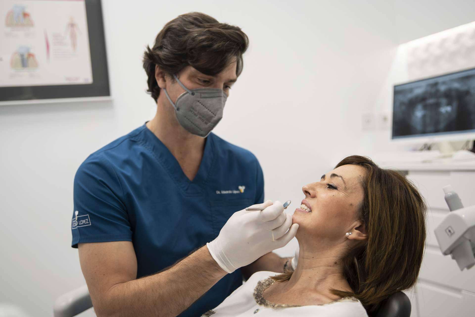 La Clínica dental Eduardo López indica cuáles son los riesgos y las consecuencias de un blanqueamiento dental casero