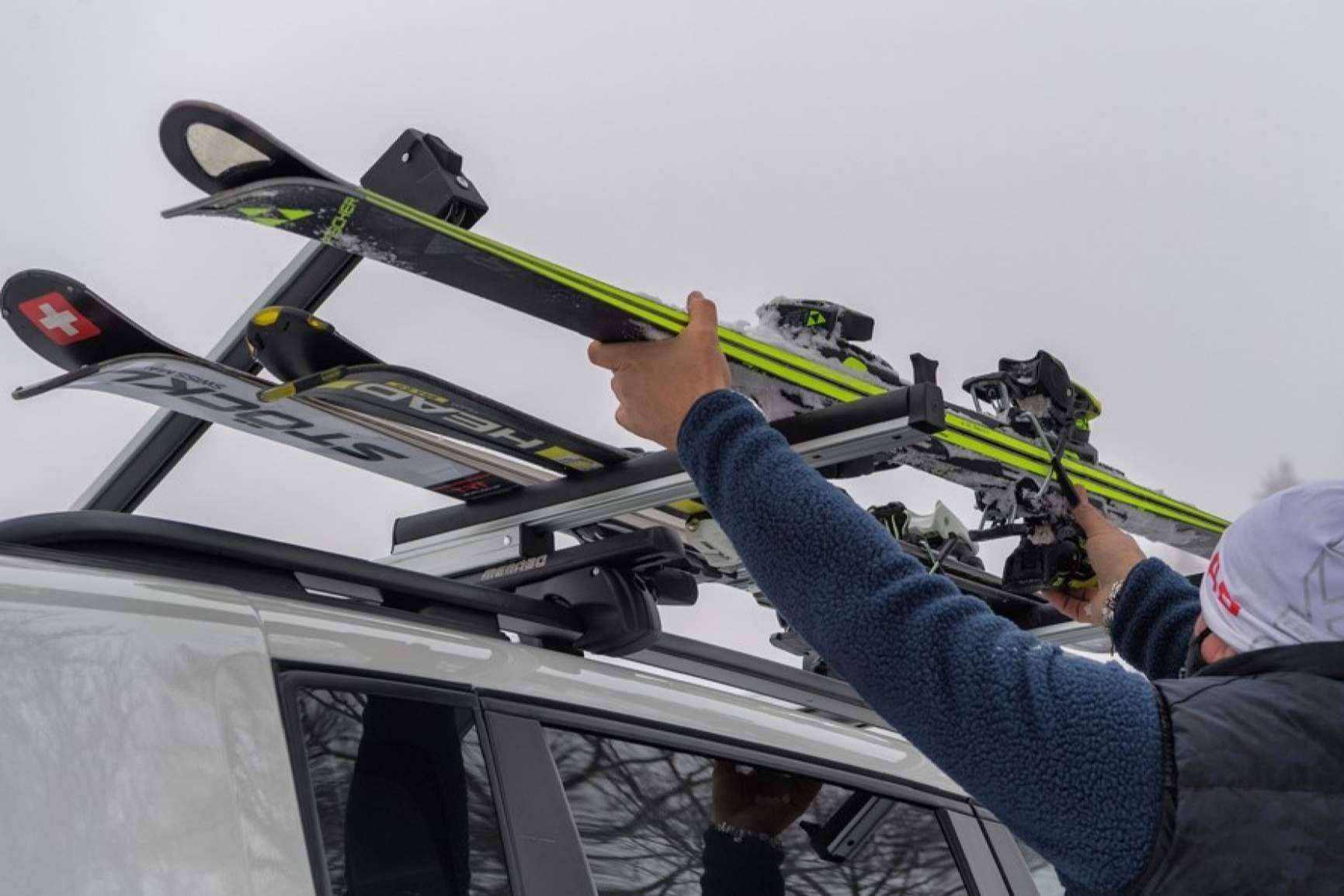 El portaesquís es un equipo imprescindible para los aficionados al esquí y snowboard en sus salidas a la nieve