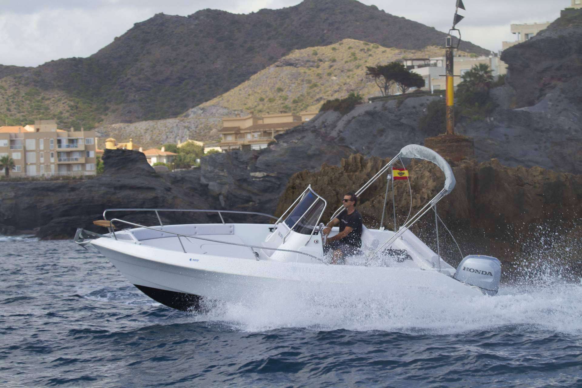 Vita Marine dispone de embarcaciones de diseño italiano, funcionales y polivalentes a un precio asequible