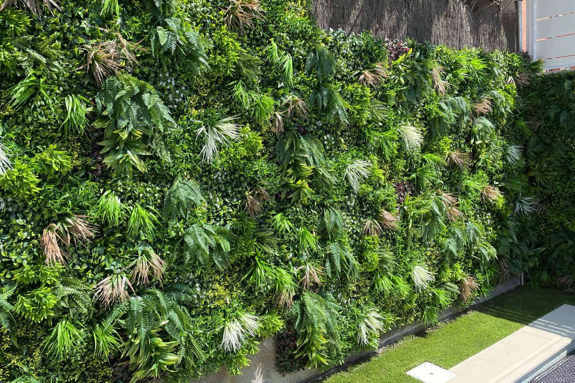 Jardines verticales artificiales de Ingrass para llenar de frescura los espacios