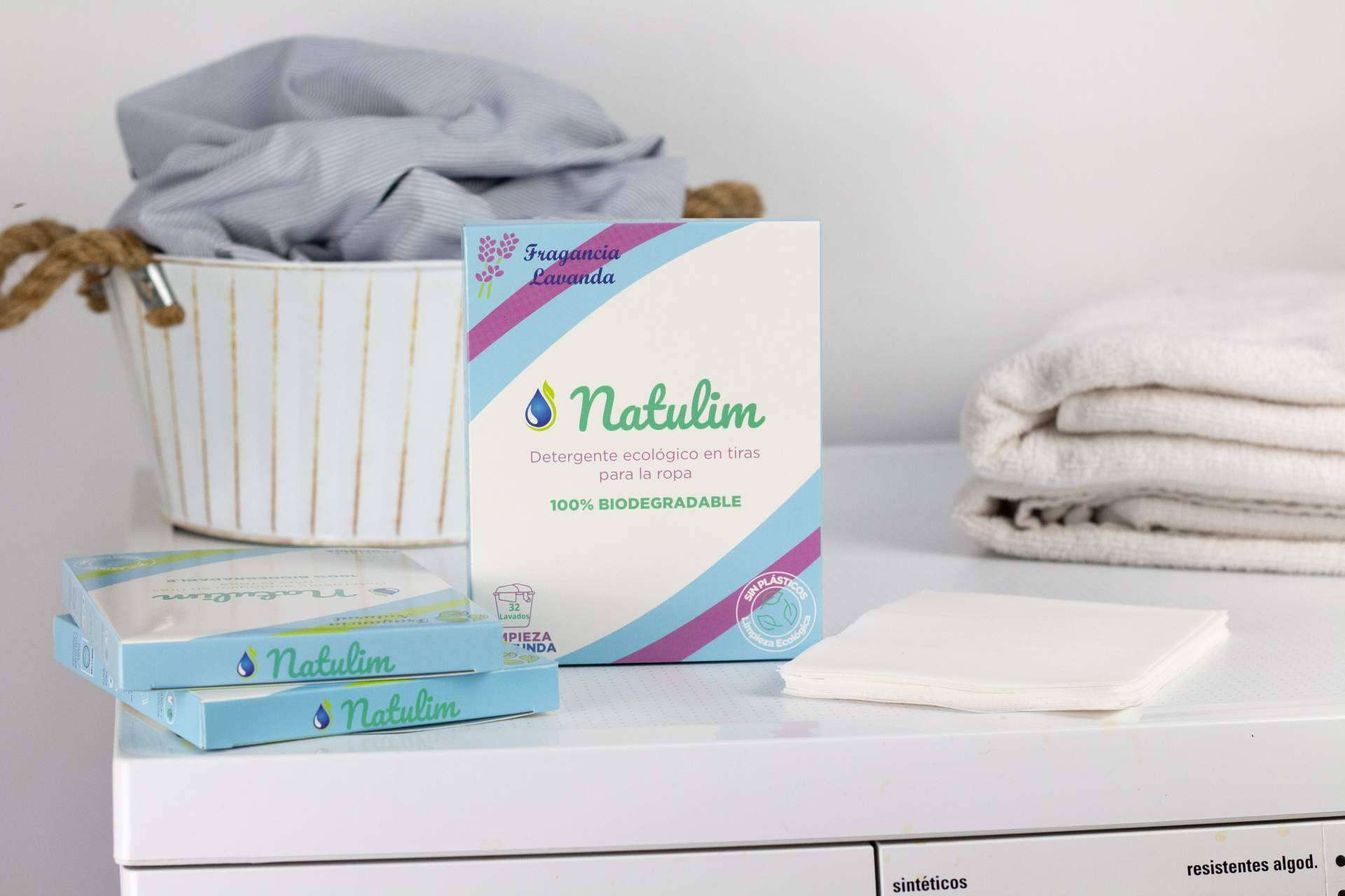 Una gran opción para lavar la ropa cuidando el medioambiente son las tiras de detergente ecológico Natulim