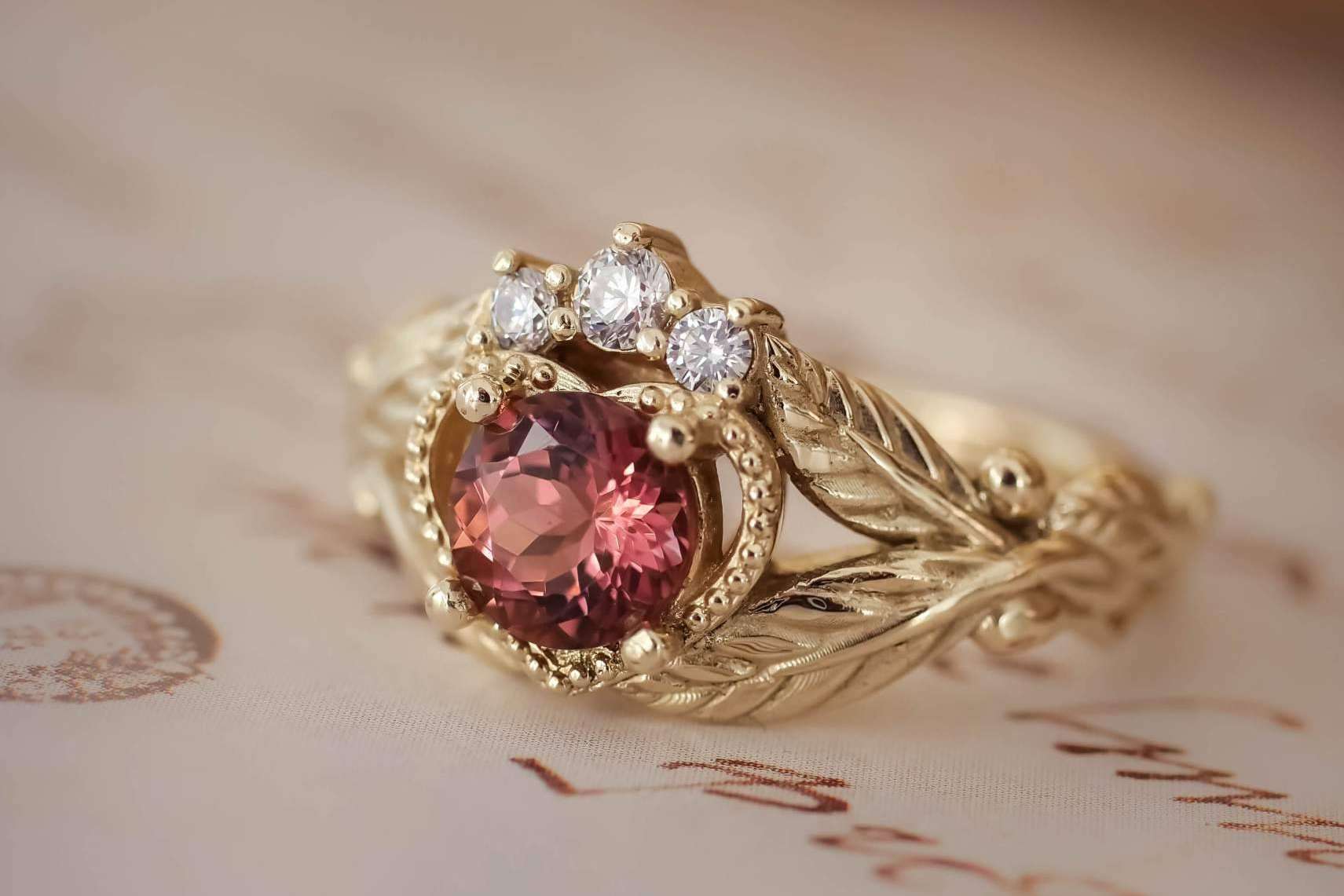La firma familiar Eden Garden Jewelry ayuda a encontrar la talla exacta para el anillo de compromiso