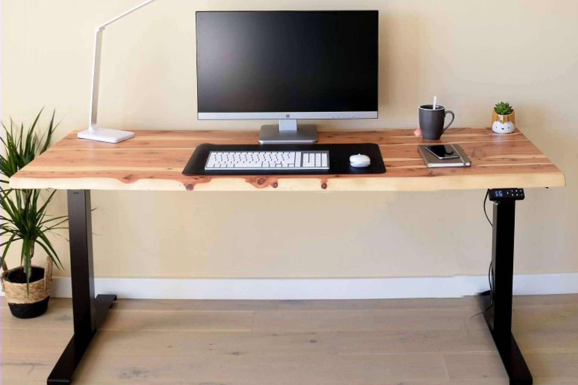 Los beneficios de trabajar con escritorios ergonómicos elevables, de la mano de ErgoNatureWood